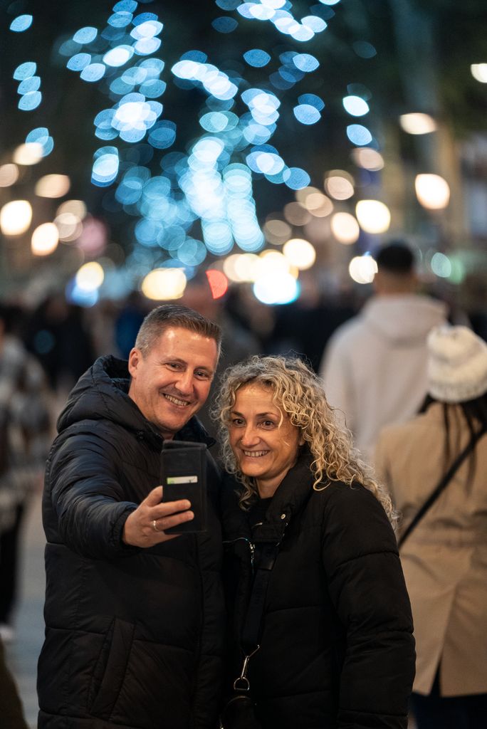 Una pareja se hace una fotografía con las luces de Navidad de La Rambla