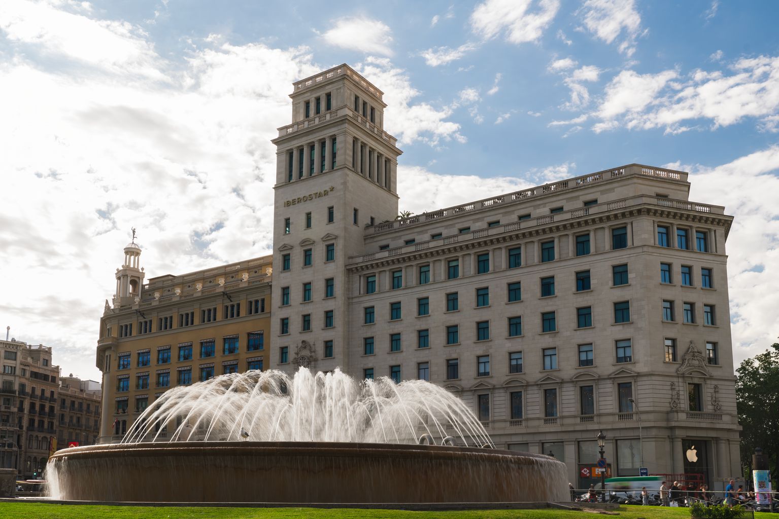 Font de la plaça de Catalunya brollant