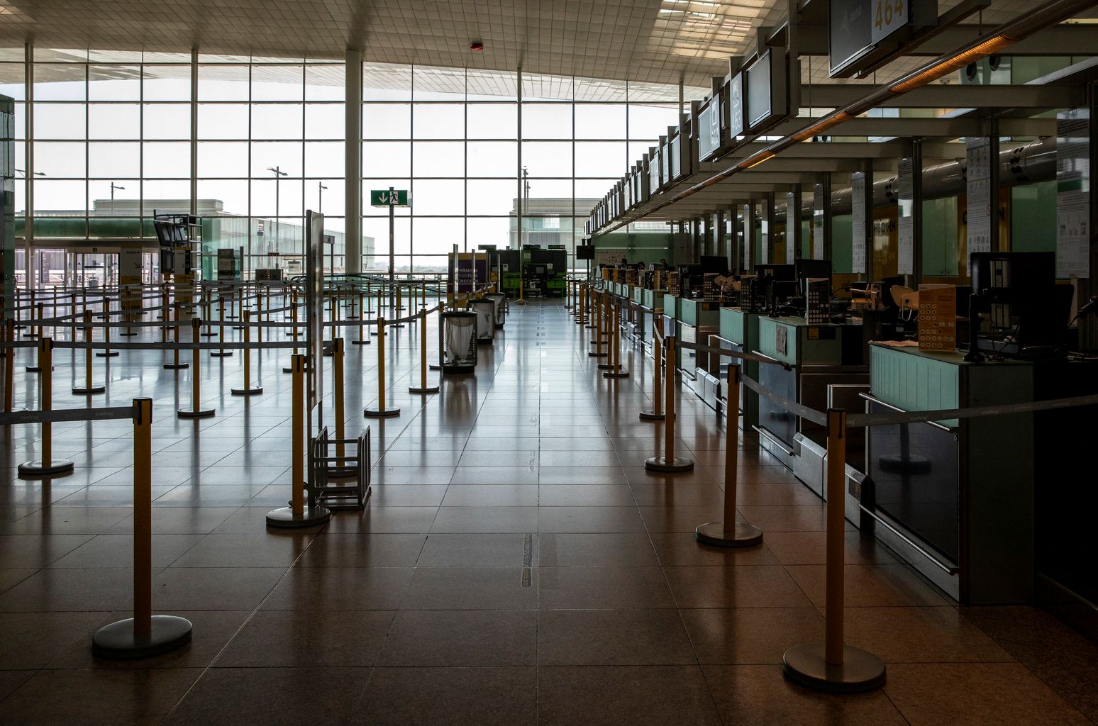 Aeroport Josep Tarradellas Barcelona-el Prat. Terminal 1, zona de facturació amb els mostradors tancats