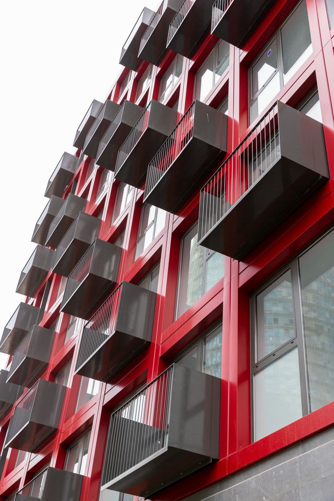 Balcons de l'edifici amb 42 allotjaments destada temporal per atendre l'emergència d’habitatge de més de 100 persones en situació de vulnerabilitat del carrer Irena Sendler