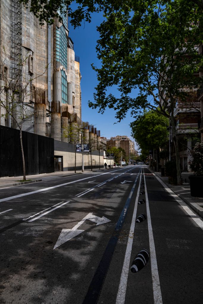 Calle de Mallorca sin coches por el lado del templo de la Sagrada Família. Distrito de L’Eixample. Barrio de la Sagrada Família.