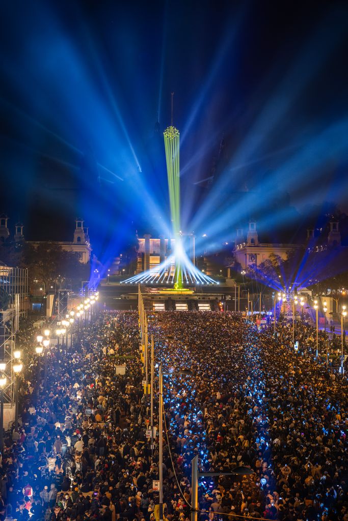 Columna de llum a l’espectacle de focs artificials a la Font Màgica de Montjuïc