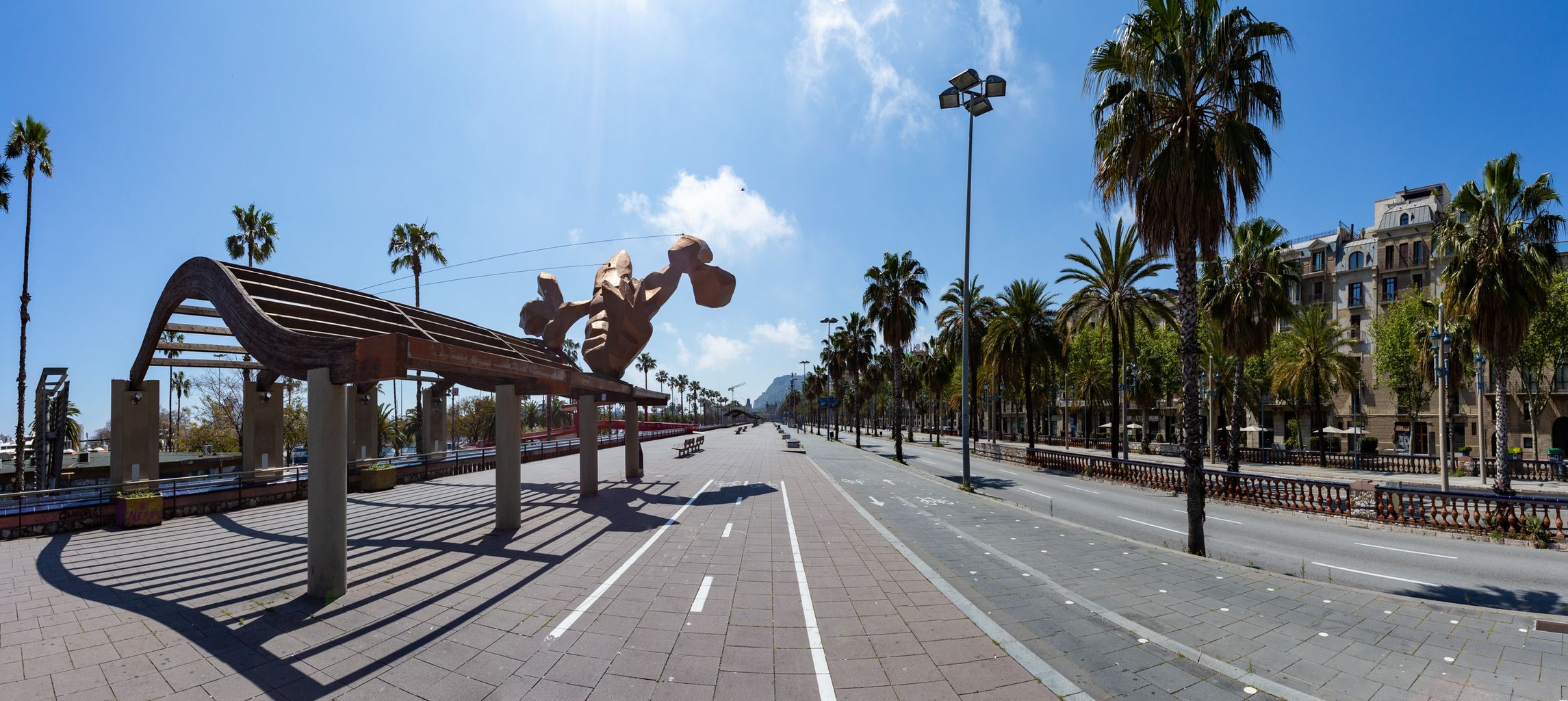 Districte de Ciutat Vella Barri Gòtic. Passeig de Colom sense circulació a l’altura de la Gamba o Gambrinus de Mariscal
