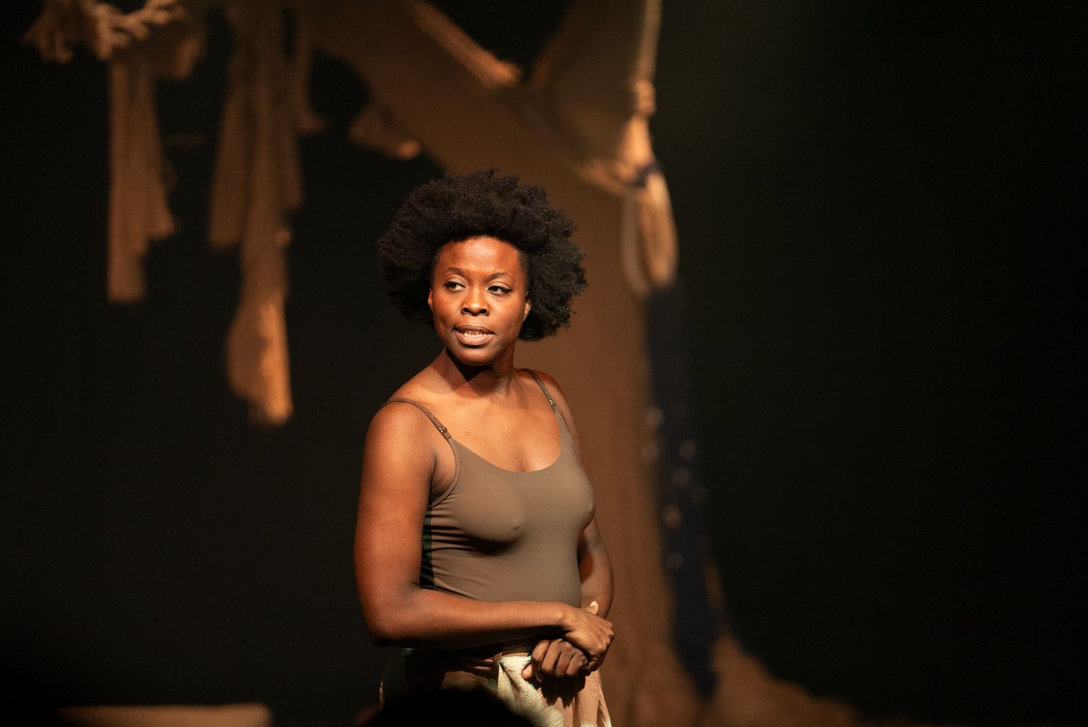 Kathy Sey durant el monòleg de l’espectacle visual i teatral