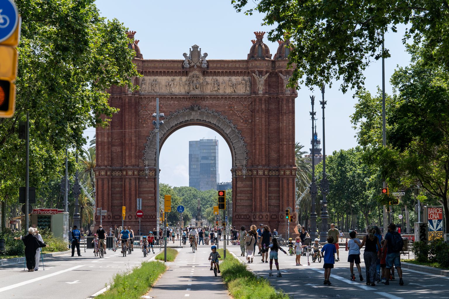 Vista general de la zona de l'Arc de Triomf al final del passeig de Sant Joan, que forma part de la xarxa d'itineraris segurs per a vianants, amb gent caminant i amb bicicleta