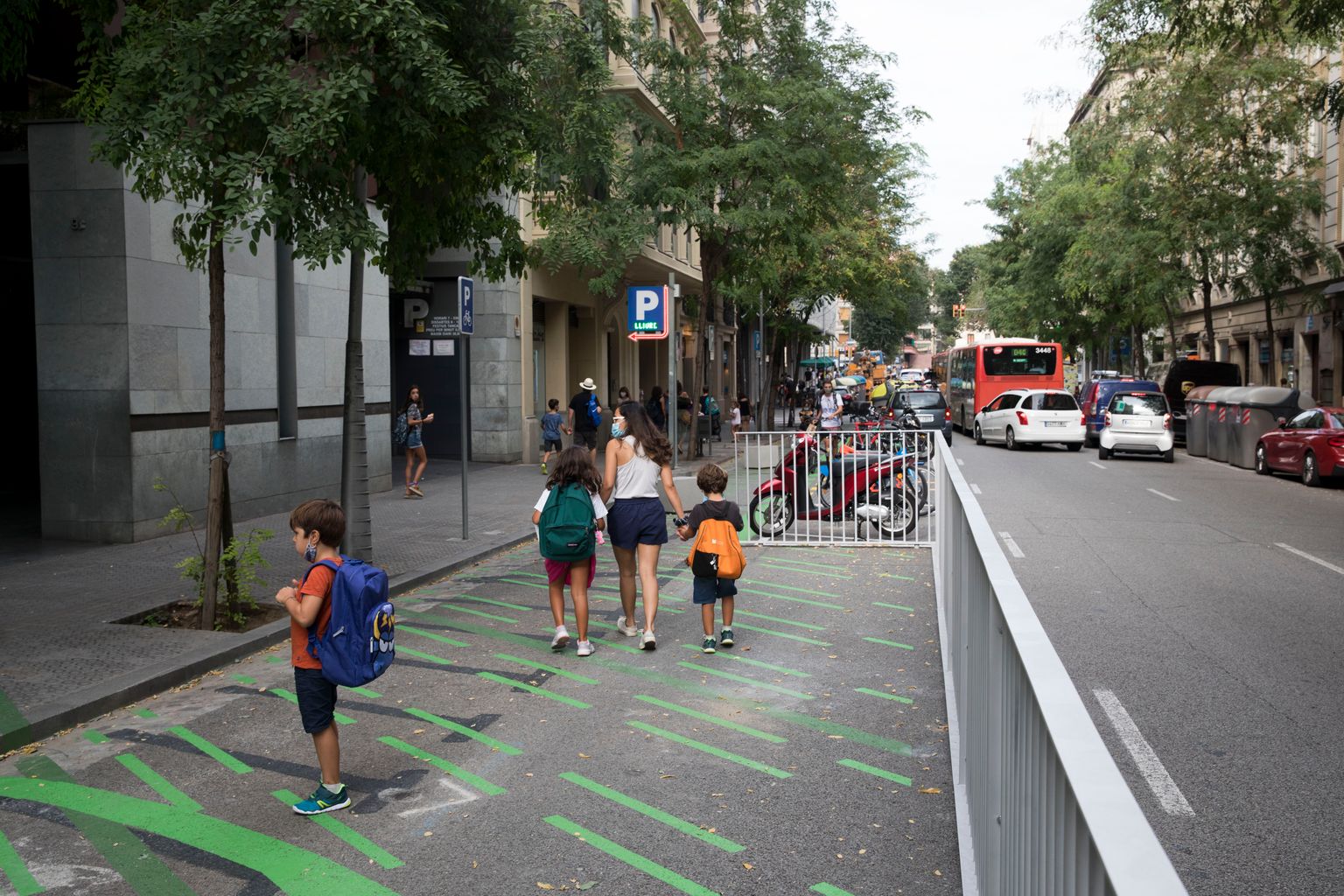 Nens van de camí al col·legi per la zona pacificada construïda al voltant de l’Escola Pia Balmes