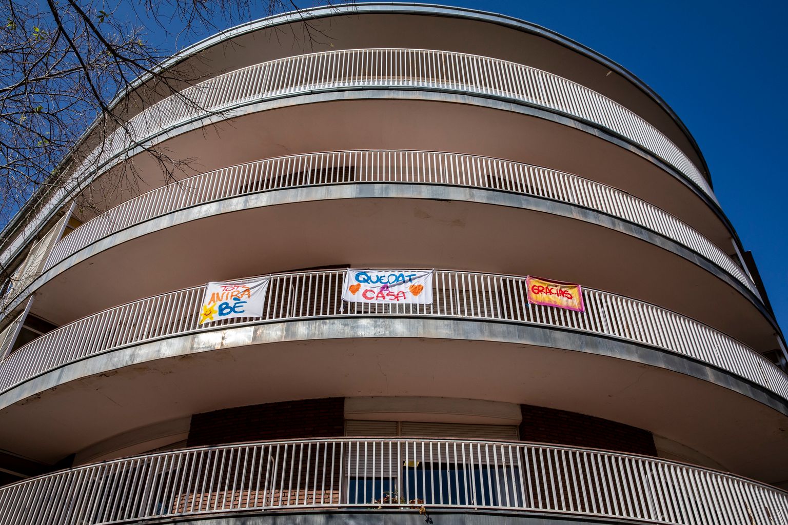 Edifici de la plaça de Comas amb pancartes “Tot anirà bé”, “Queda’t a casa” i “Gracias”. Districte de les Corts.