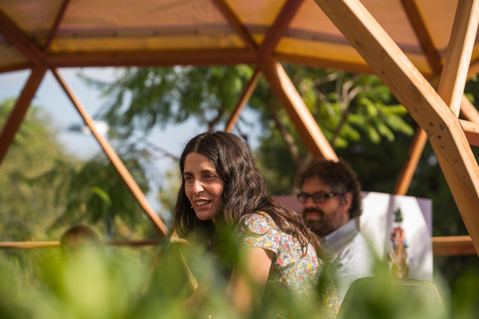 Taula rodona "Ciutat rural" als jardins del Doctor Pla i Armengol.  Intervenció de Vanesa Freixa. Darrere seu, Sergio del Molino