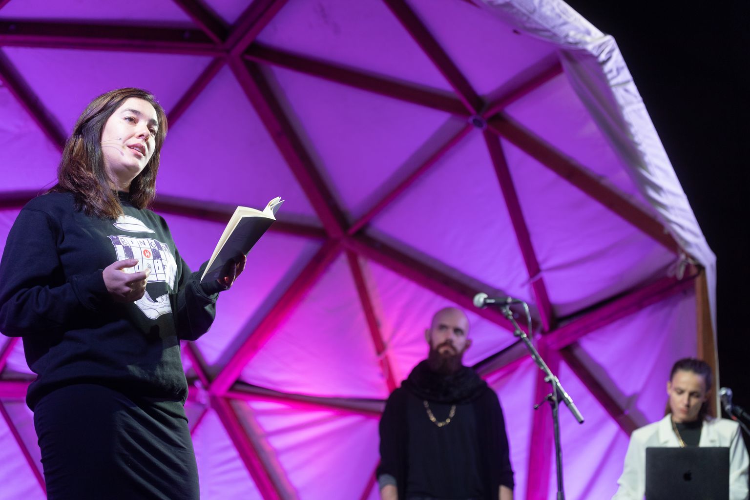 Performance Una sospita de llum amb la presència de Laia Carbonell llegint algun dels seus poemes acompanyada de la música d'Aurora Bauzà i Pere Jou