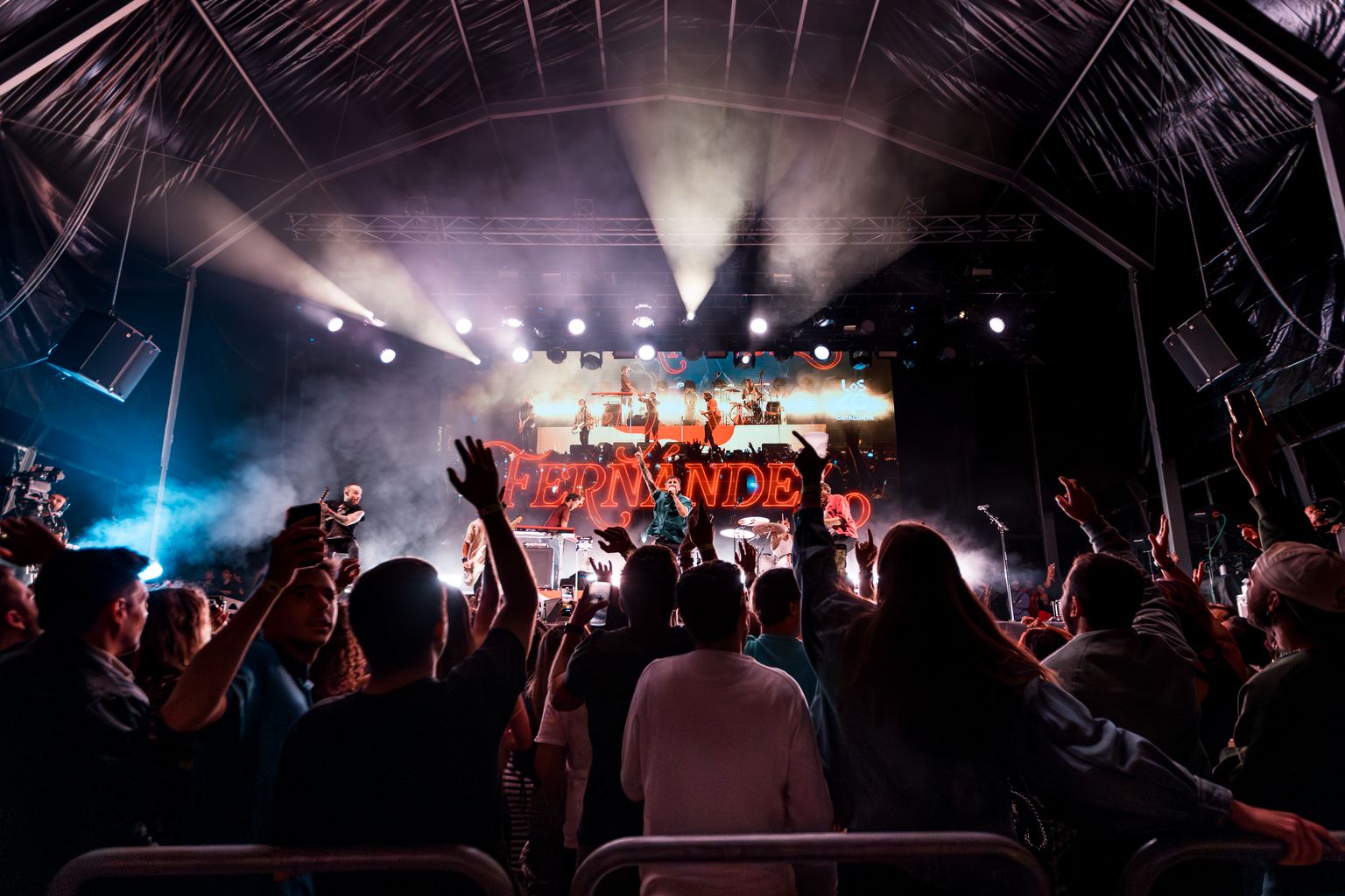 Públic seguint el concert de Dani Fernández a la platja del Bogatell