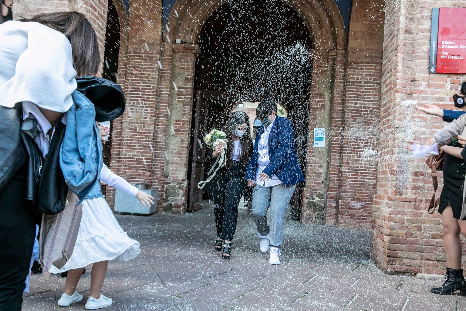 Rebuda de les núvies a la sortida de la seu del districte de Nou Barris amb la tradicional pluja d'arròs