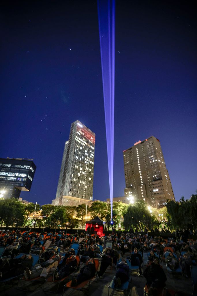 Instal·lació artística 'Astres', de la companyia Playmodes, al Festival Llum BCN 2025.