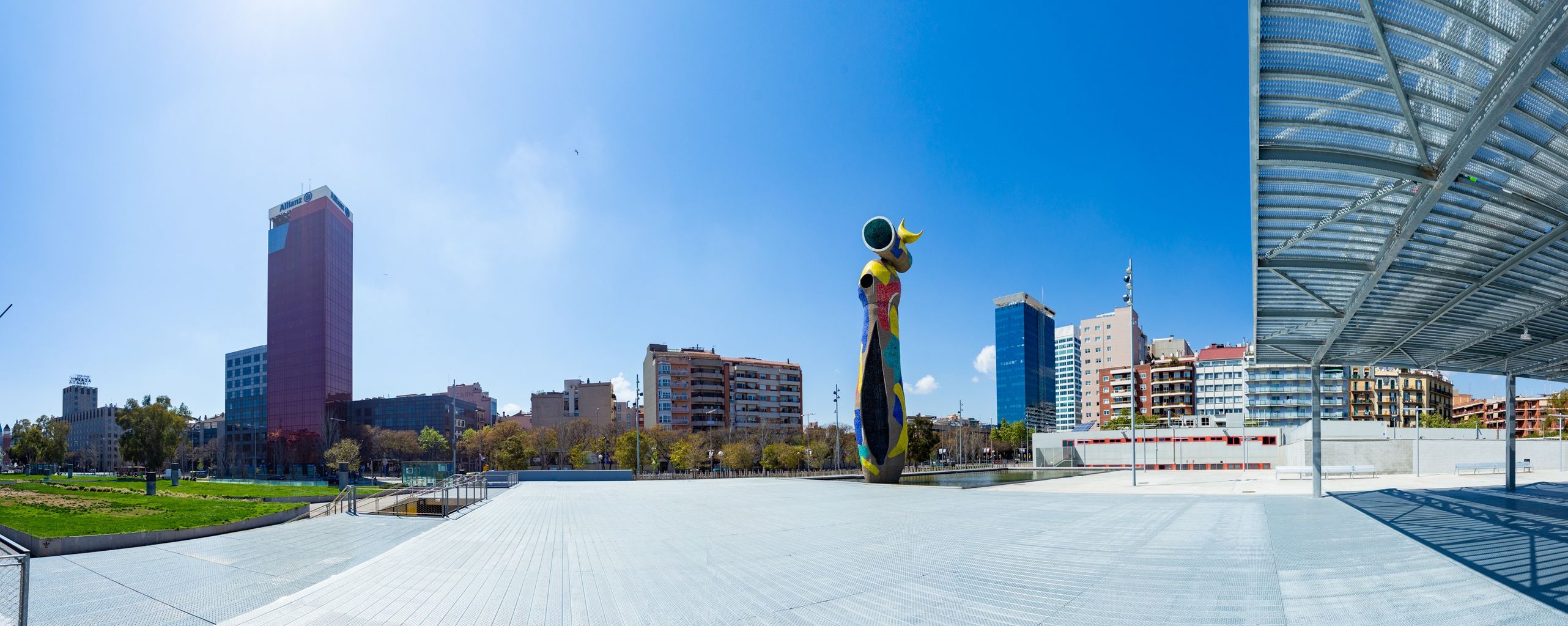 Panoràmica del Parc de Joan Miró amb l’escultura Dona i Ocell