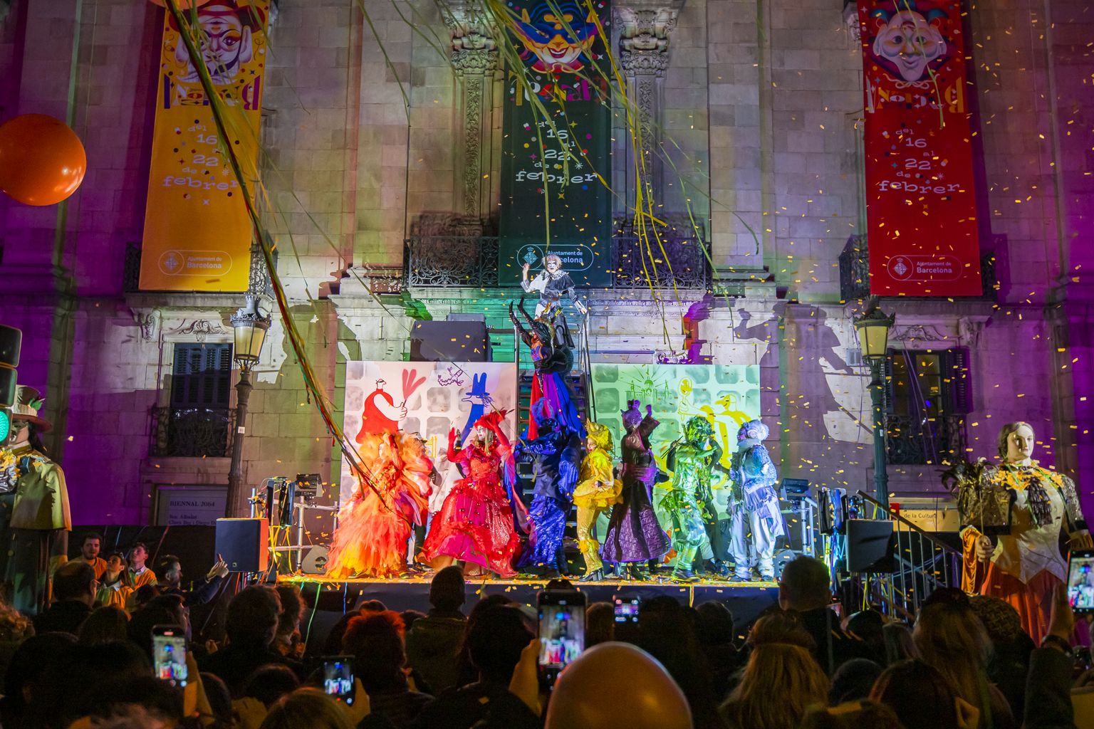 Públic assistent a l'espectacle de l'Arribo de Carnaval a l'escenari del Palau de la Virreina on arriben la Reina Belluga i el seu seguici de set ambaixadores