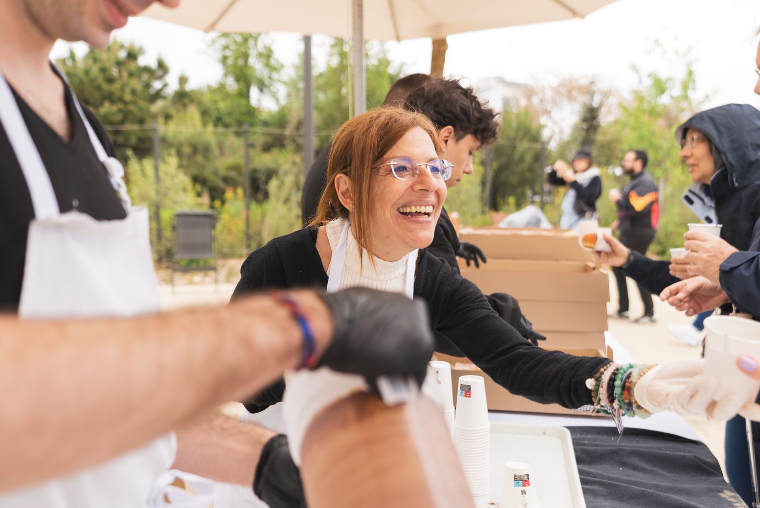 Una dona serveix xocolata el dia de la inauguració del parc de les Glòries
