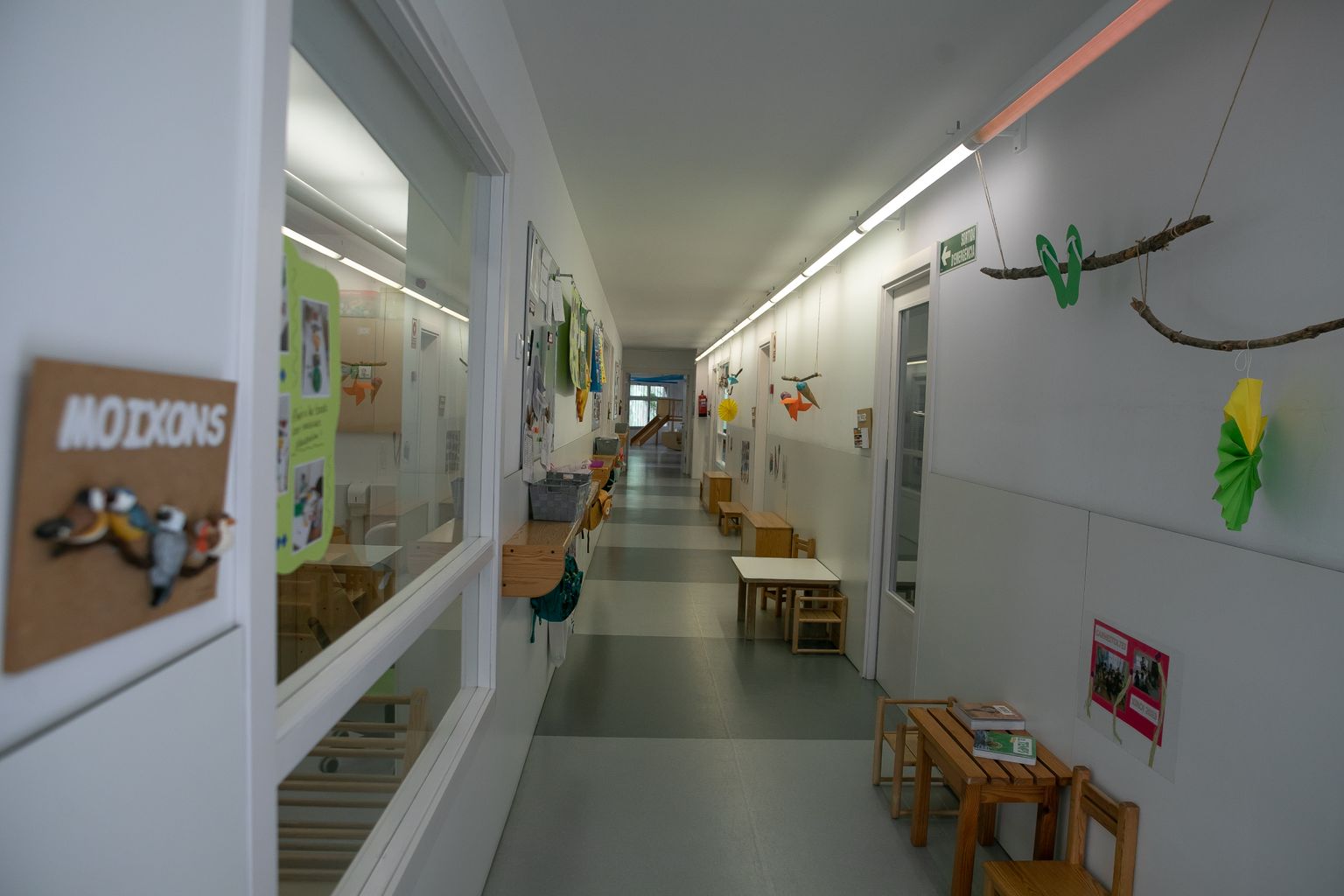 Passadís d'accés a les aules de l'Escola Bressol Municipal Xiroi