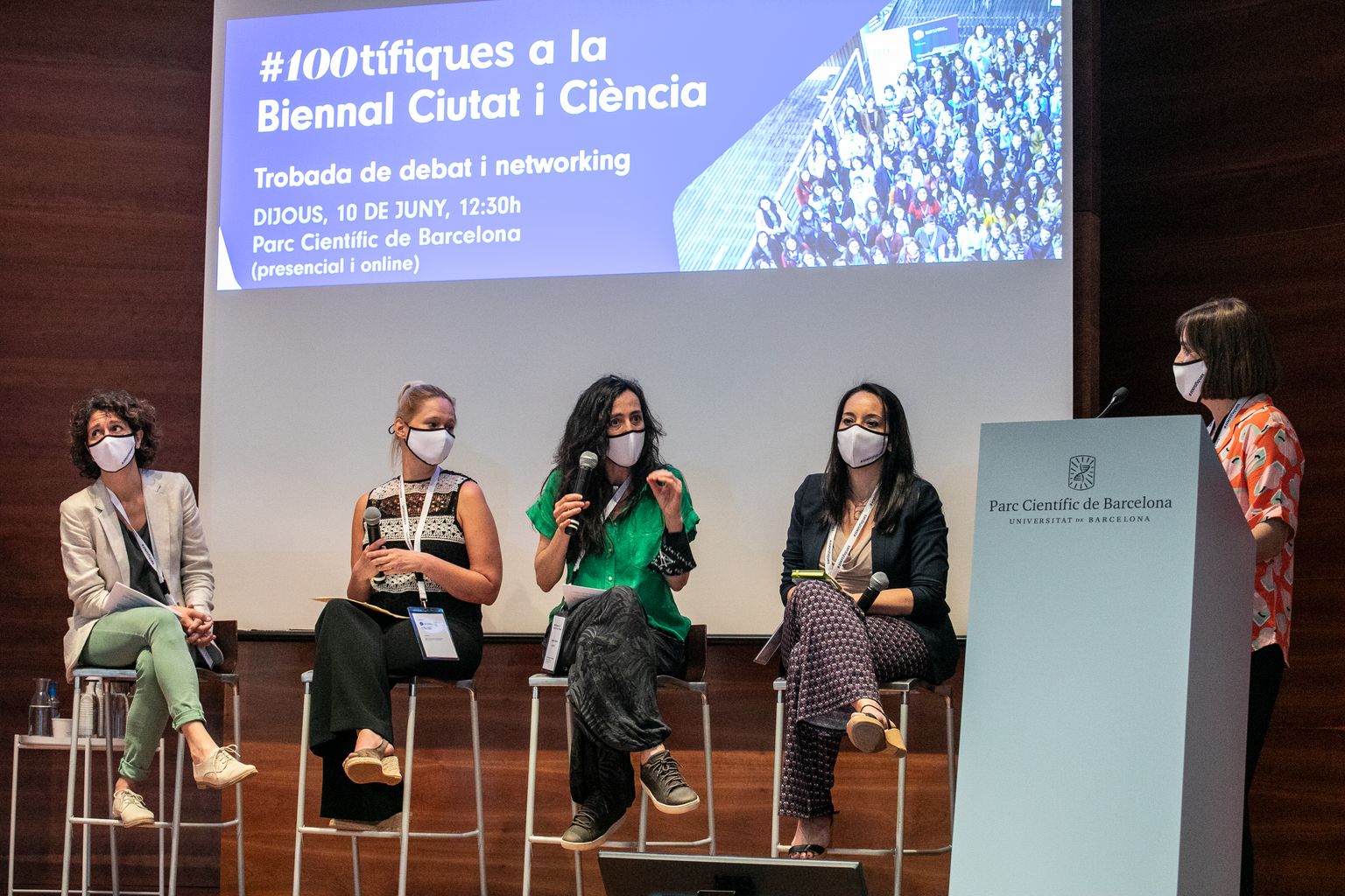 Debat #100tífiques a la Biennal Ciutat i Ciència amb la presència de: Anke Kleff, Gina Aran, Marina Garcés, Mònica Roca i Aparici i la moderadora, Núria Montserrat