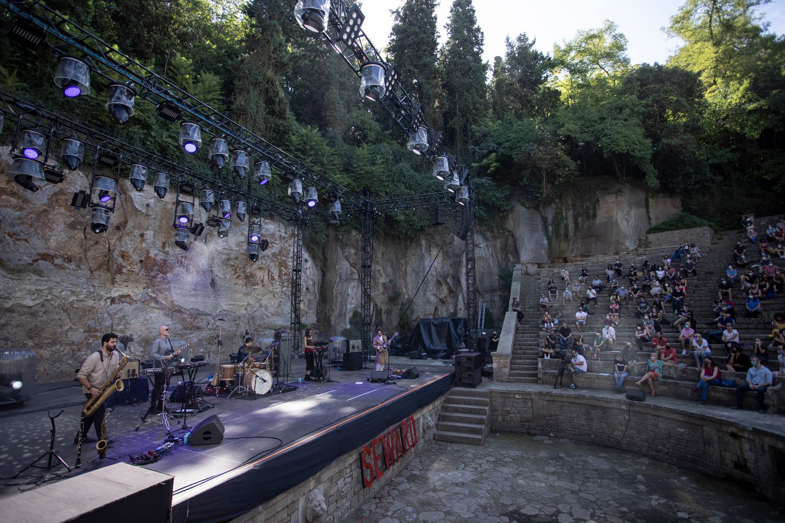 Moment del concert de "Seward: Hoveller" dins de La Mercè és Música al Teatre Grec amb motiu de la Mercè 2020 