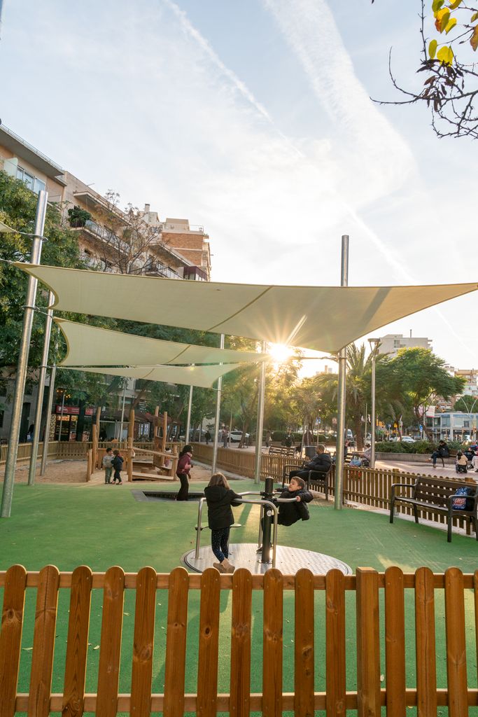 Nens jugant a l’àrea de joc infantil de les Corts