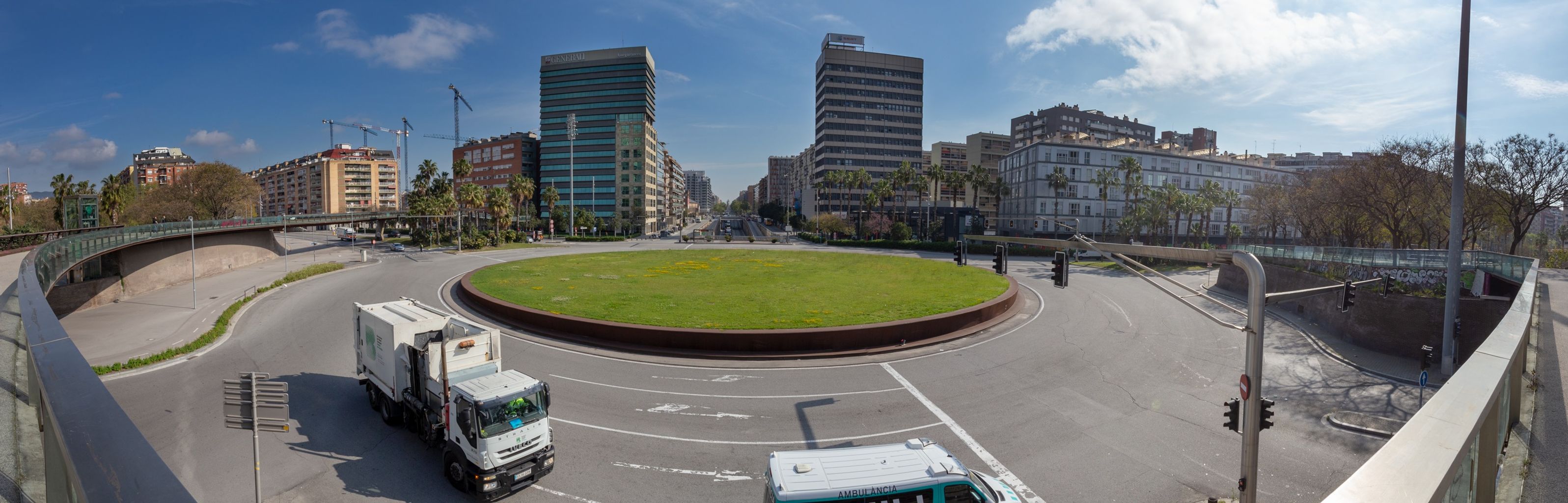  Plaça d’Ildefons Cerdà amb un camió de les escombraries i una ambulància. Al fons la gran via de les Corts Catalanes. Districte de Sants-Montjuïc. Barri de la Bordeta i de la Marina del Port.