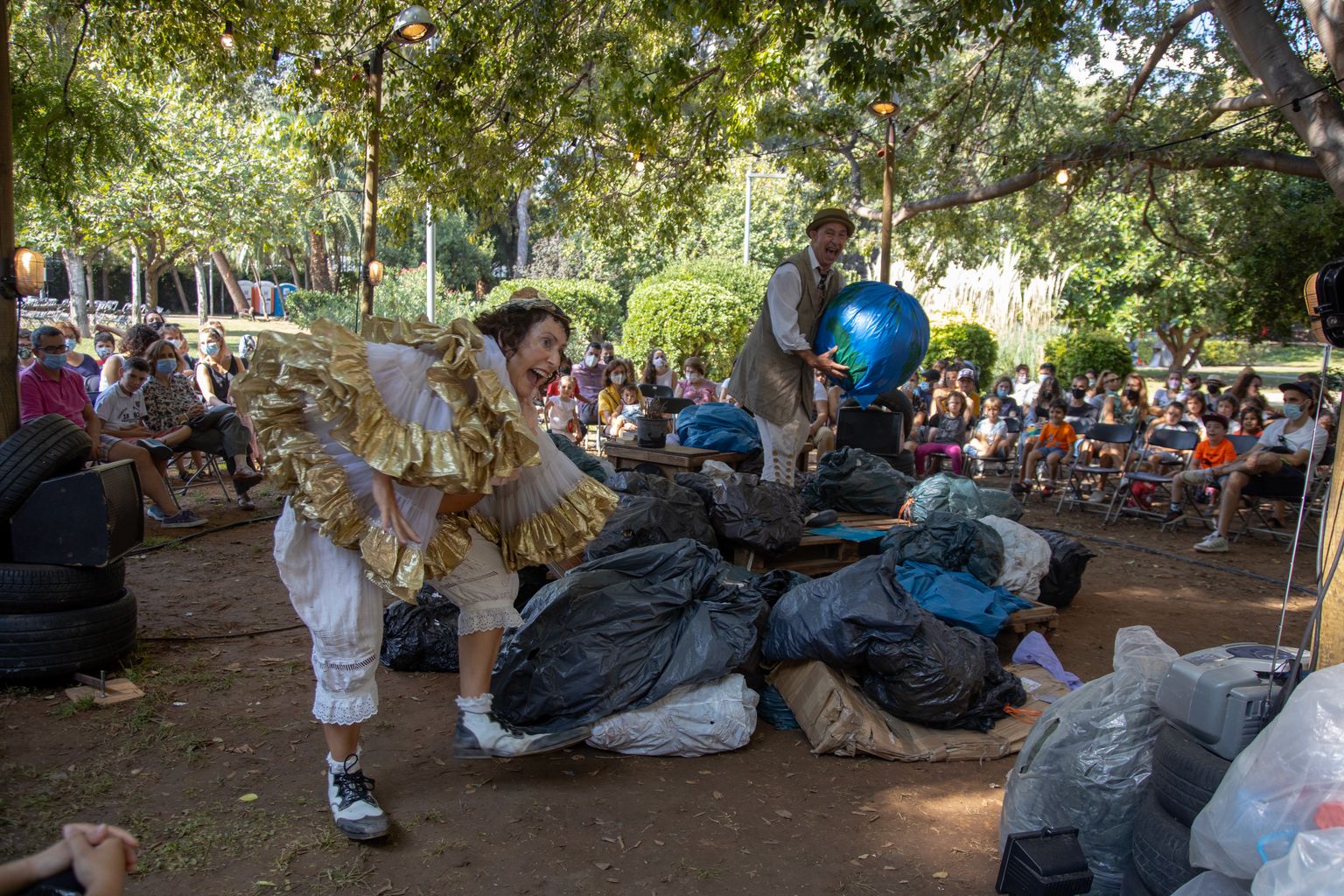 Actuació de La Industrial Teatrera als Jardins dels Drets Humans en el marc del MAC Festival