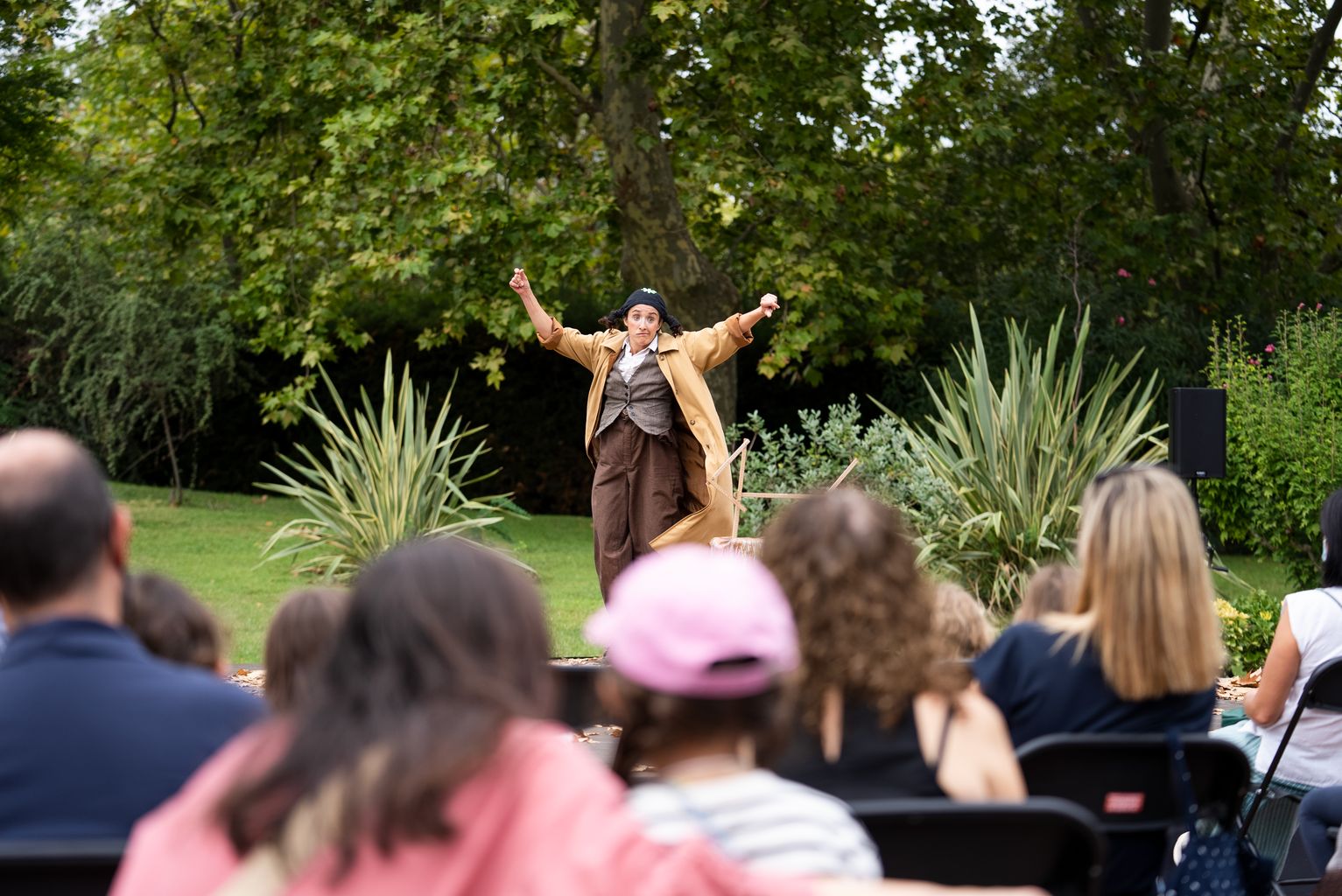 Moment de l'actuació d'una actriu durant la representació d'una de les obres de teatre infantil i familiar organitzades al Palauet Albéniz amb motiu de la Mercè