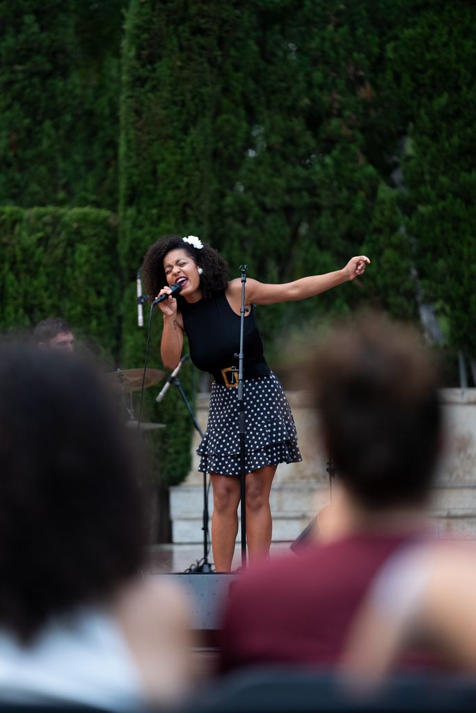 Músics que actuen a l'escenari en un dels concerts organitzats al Palauet Albéniz amb motiu de la Mercè