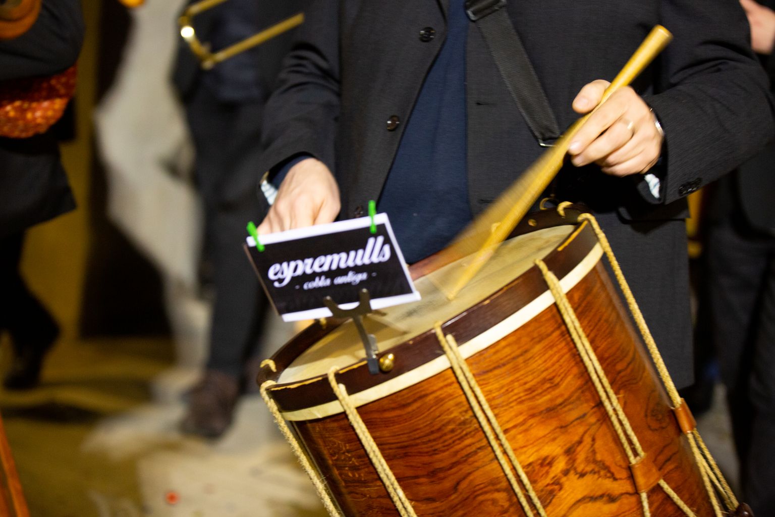 Músic de la colla antiga Espremulls tocant el tambor als protocols de l'Àliga amb motiu de Santa Eulàlia.