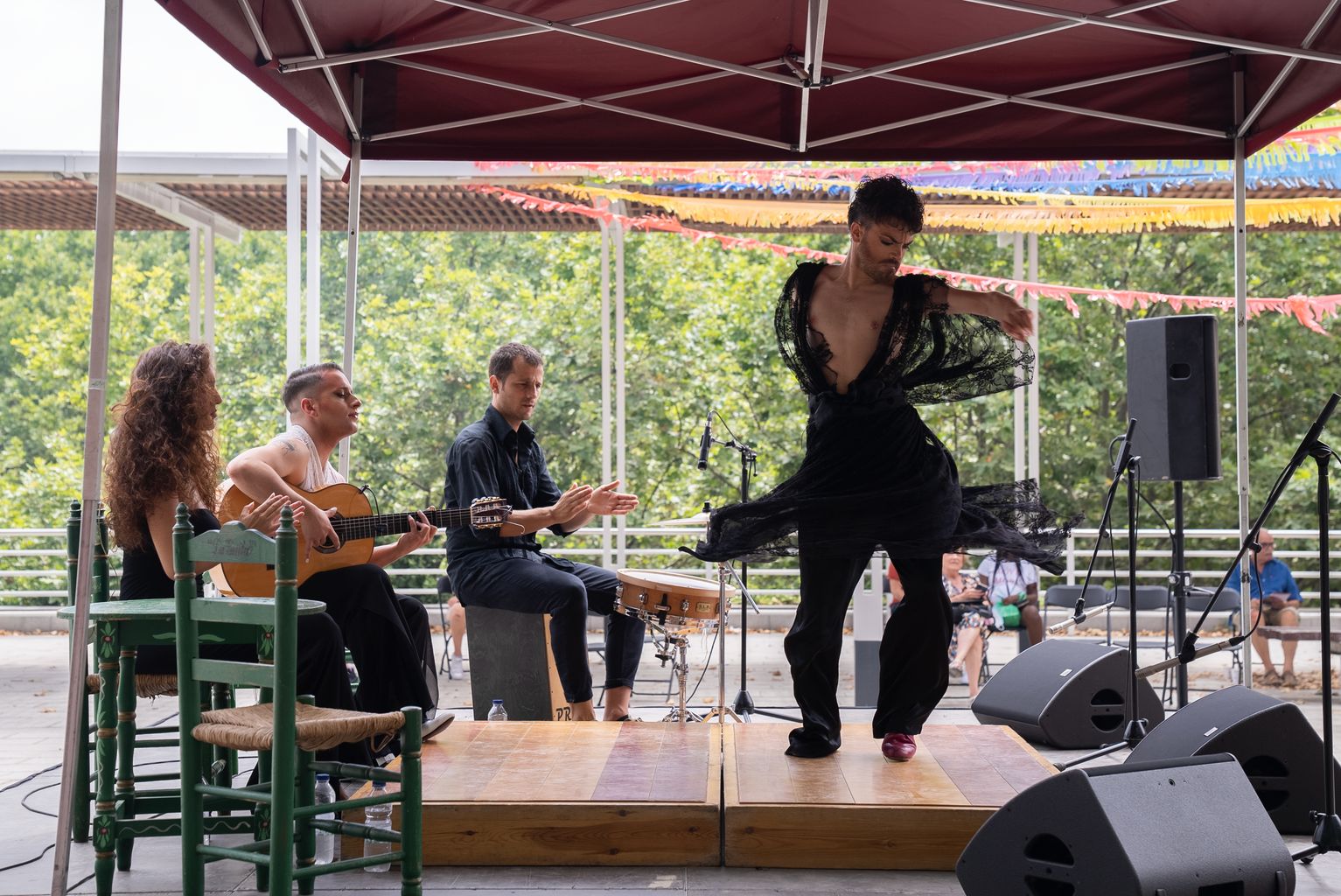 Actuación de Flamenco Queer con motivo del encuentro “Flamenco y flores: cabaré flamenco y memoria de La Flor del Campo”