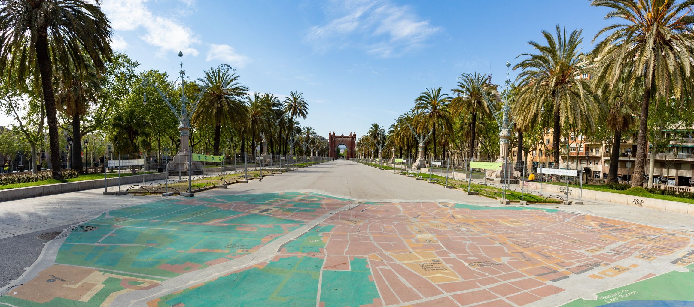 Passeig de Lluís Companys amb el plànol de Barcelona dibuixat a terra i l’Arc de Triomf al fons. Districte de Ciutat Vella. Barri de Sant Pere, Santa Caterina i la Ribera.