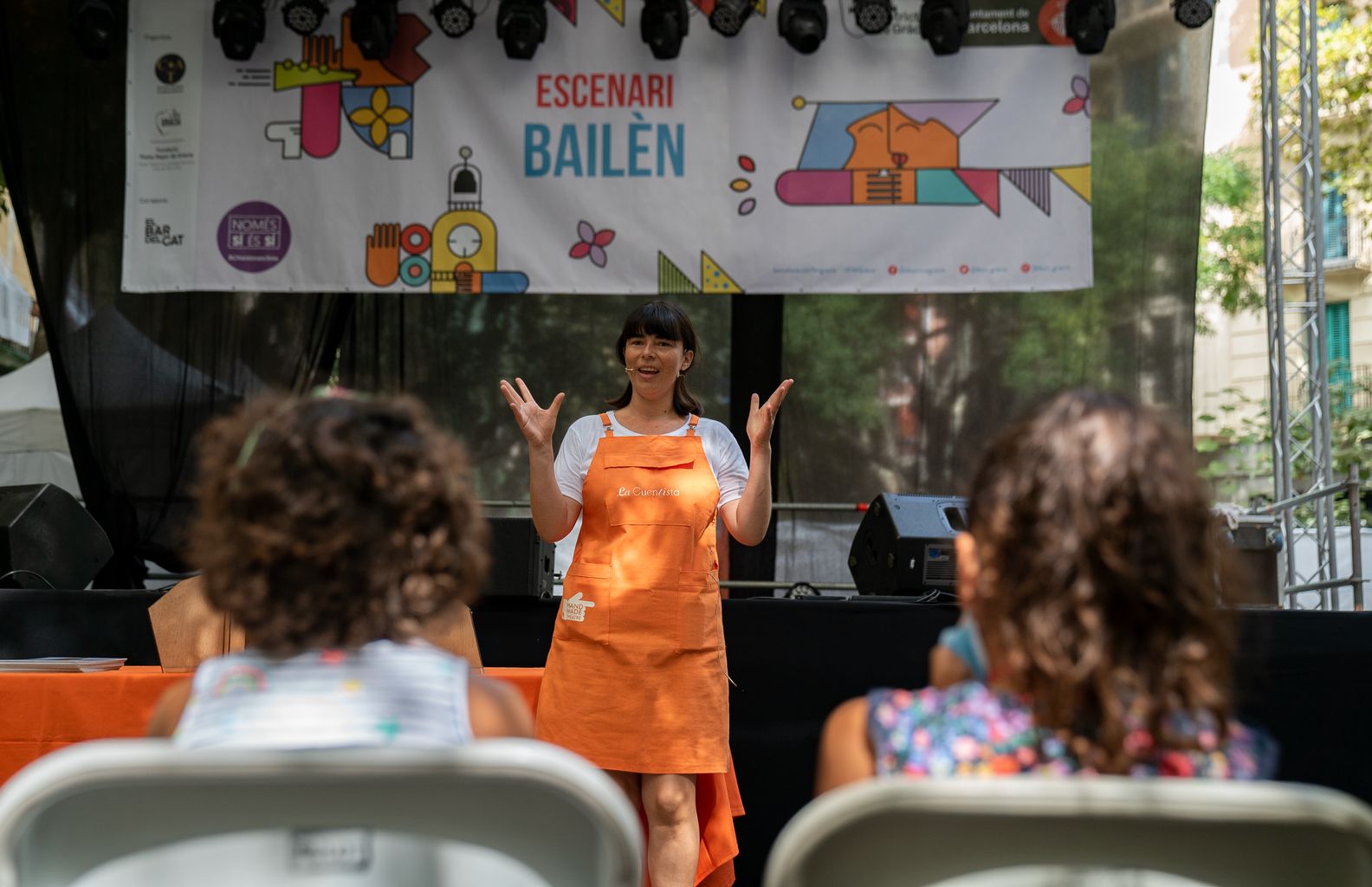 La contacontes durant el recital de contes Amunt i avall: pagesos, cucs i alls per als infants i les seves famílies