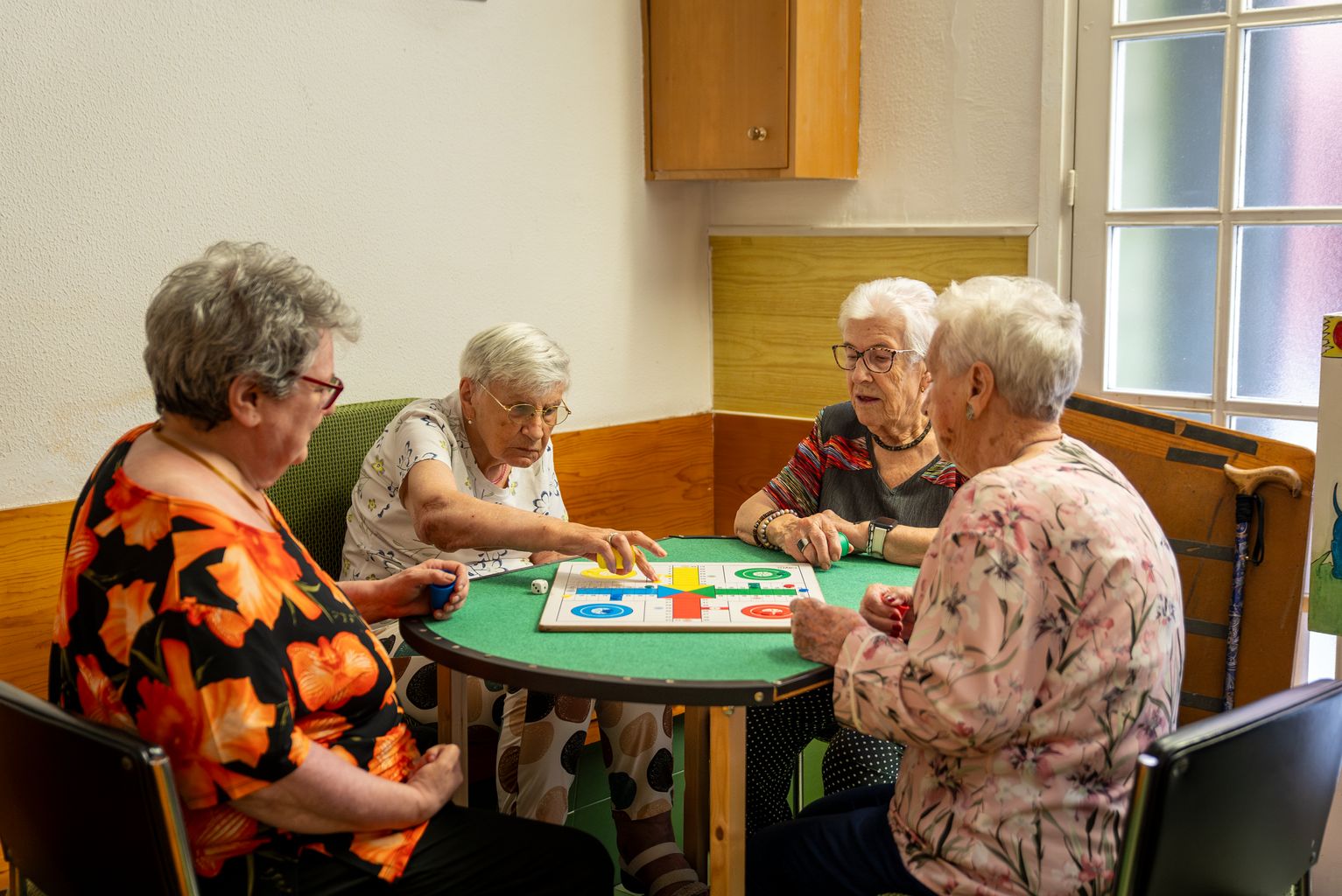 Gent gran juga al parxís a l’Obra Social Sanitària Cor de Maria