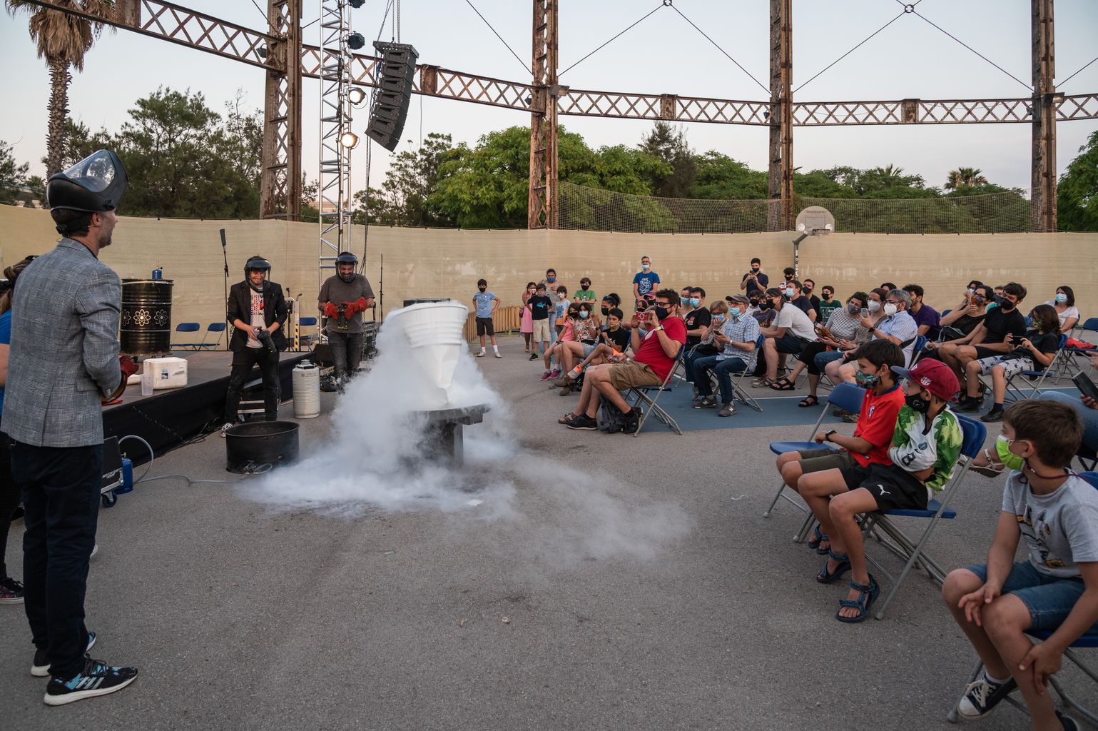 Moment de l’activitat “Quàntica”, a càrrec de Dani Jiménez, CreaCiència i el mag Ramó, Premi Nacional de Màgia 2019 durant la Festa de la Ciència al Gasòmetre