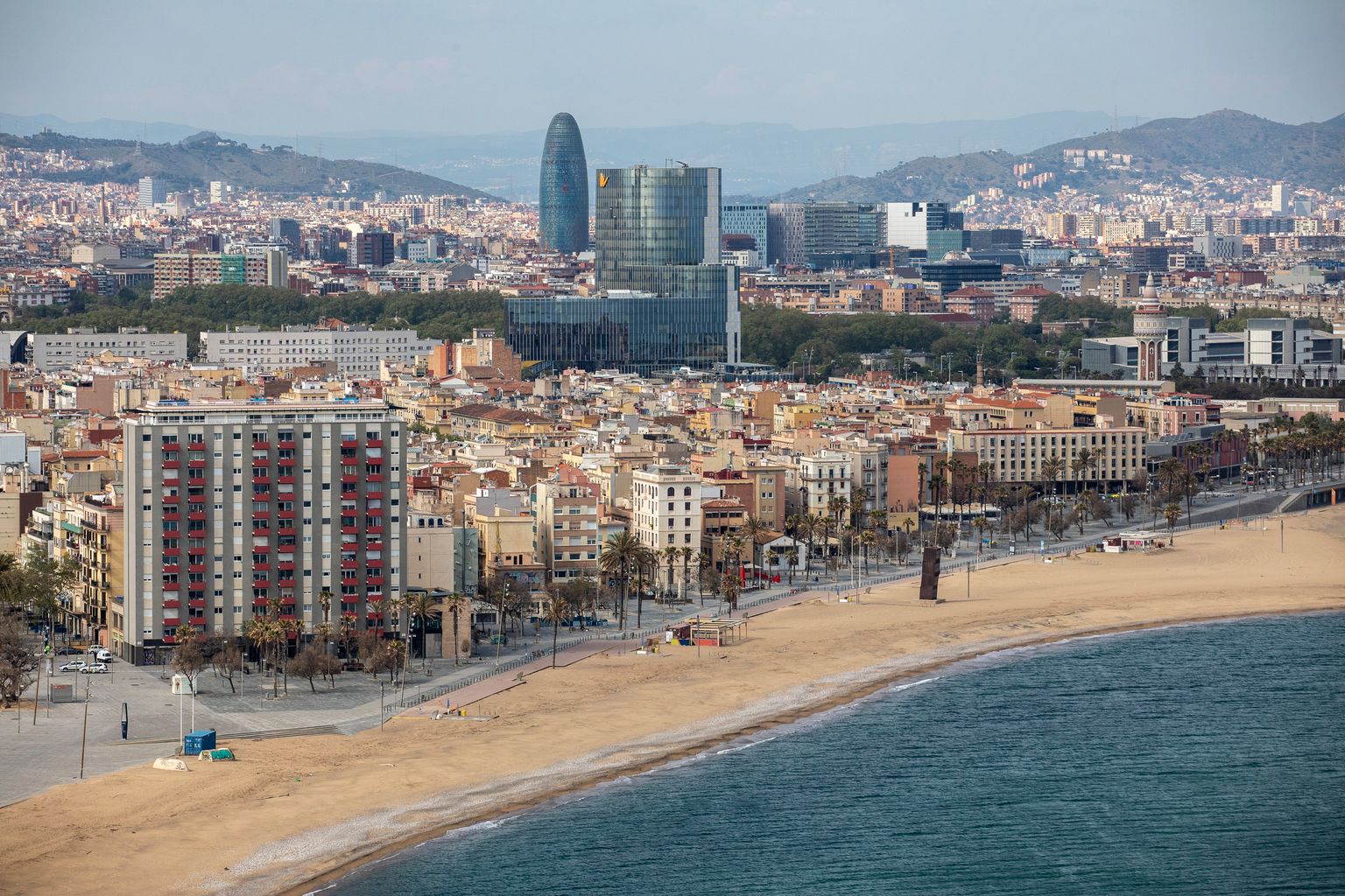 Vistes del litoral barceloní i de la ciutat des de l’Hotel W amb la platja de Sant Miquel on es veu l’escultura L’Estel ferit. Districte de Ciutat Vella.