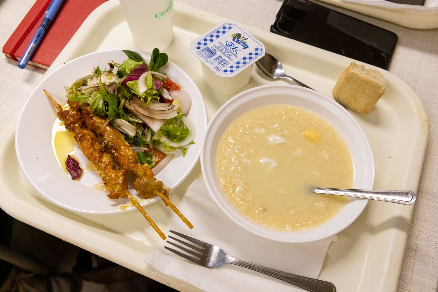 Menú de dos plats i postres que ofereix el Menjador Solidari Gregal