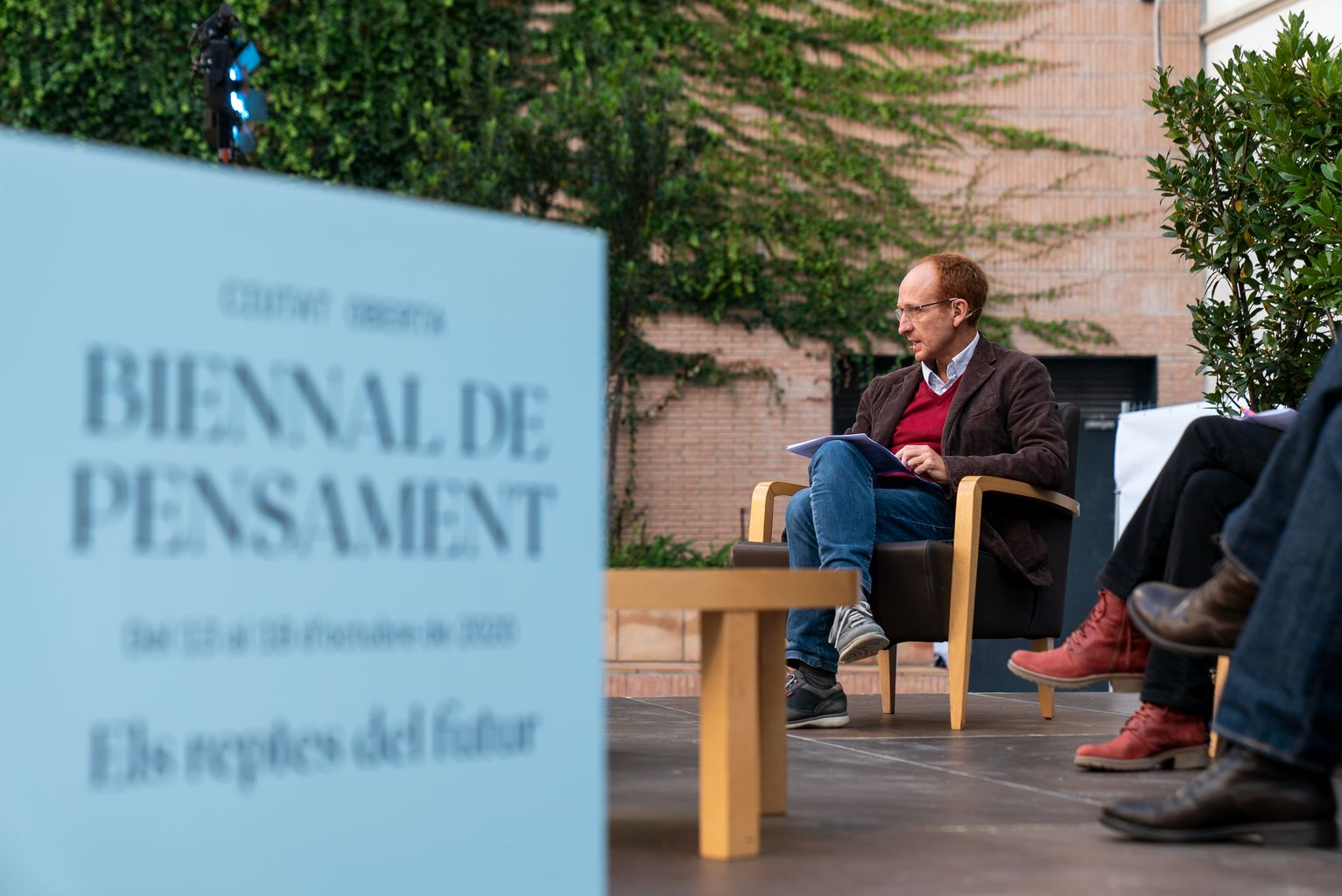 El moderador de la taula rodona "Contra l'eclipsi de la fraternitat: un esforç més, ciutadans!", el Daniel Gamper