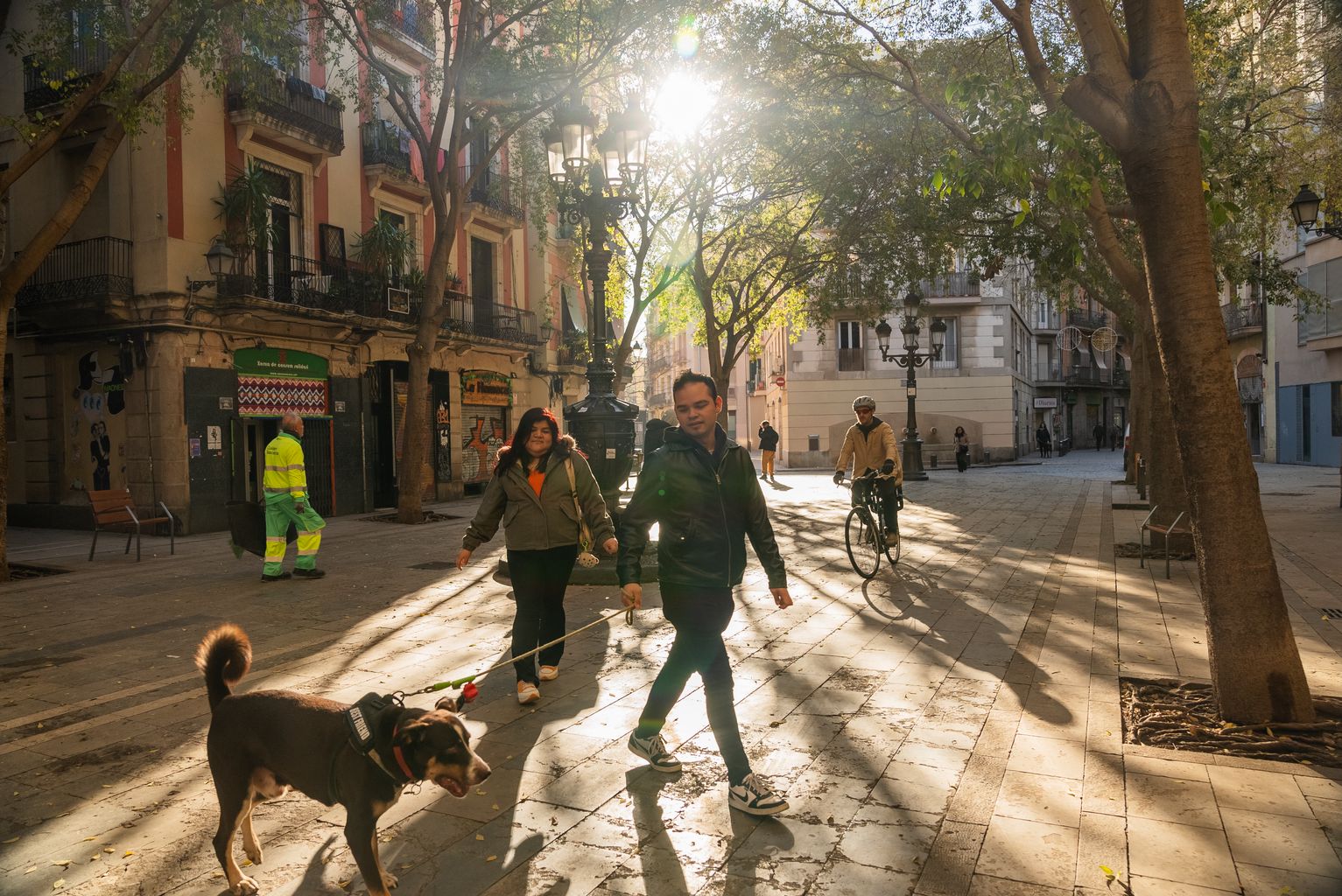 Un adulto pasea al perro por la plaza de Sant Agustí Vell.
