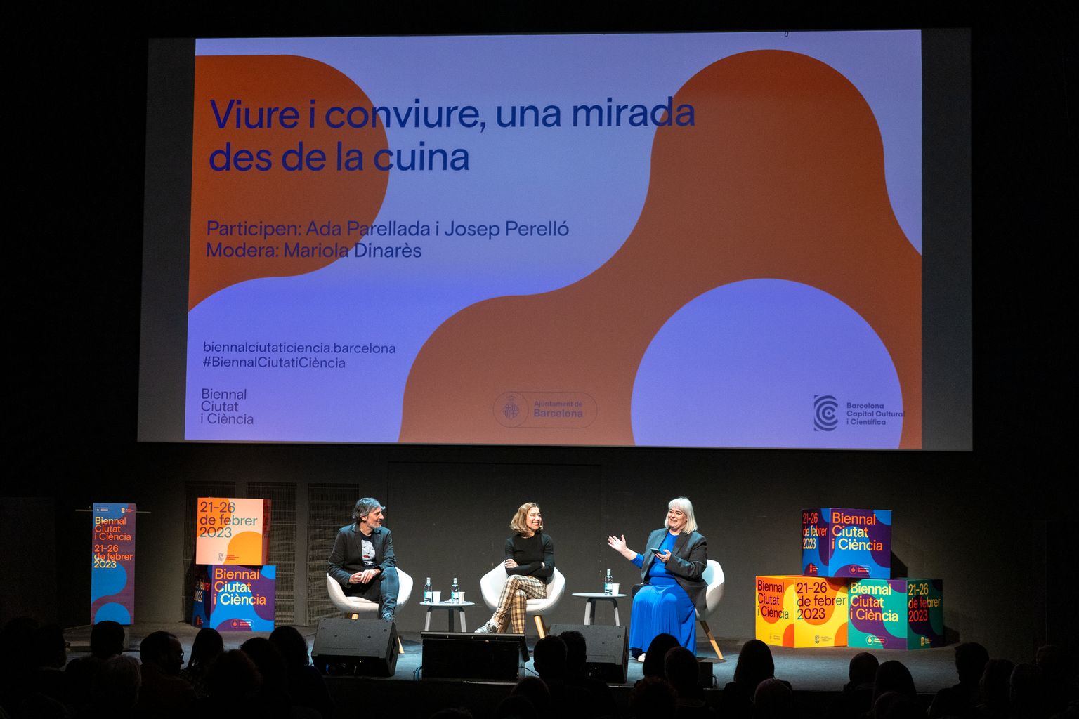 Els ponents Ada Parellada i Josep Perelló participen en la xerrada «Viure i conviure, una mirada des de la cuina», en què Mariola Dinarès fa de moderadora. Tot això té lloc a l’auditori del CCCB per la Biennal de la Ciència 2023.