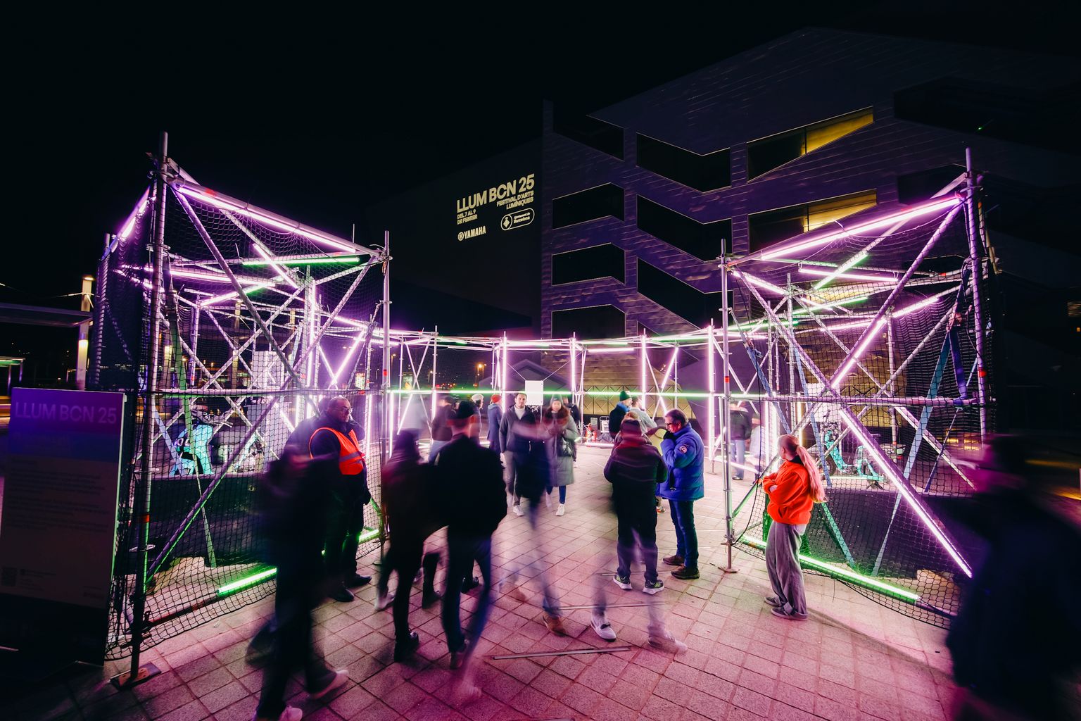 Instal·lació artística 'NexusVision', de Yamaha Light Meeting Point, al Festival Llum BCN 2025.