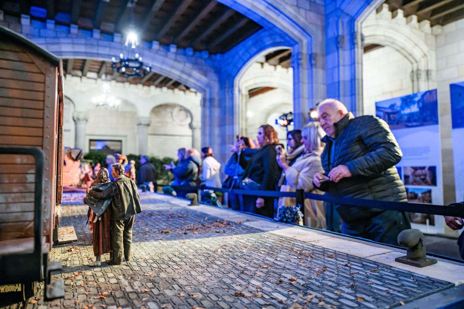 Fotògraf retratant les figuretes del pessebre tradicional del Pati de Carruatges de l’Ajuntament