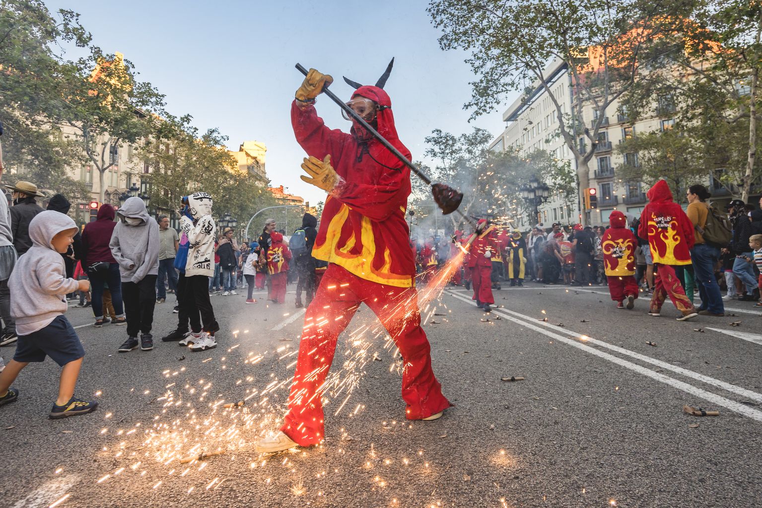 Un membre d’una colla de diables agita una torxa durant el correfoc de la Mercè 2023