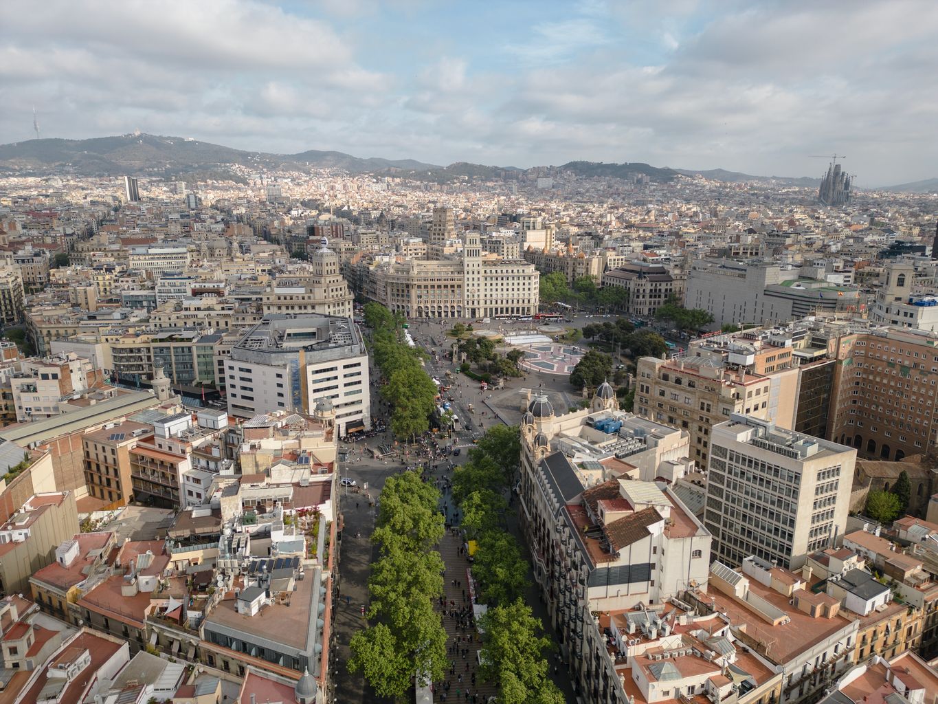 Vista aèria de la ronda de la Universitat i la plaça de Catalunya, que formen part de la superilla literària.