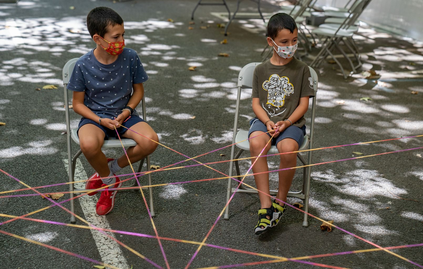 Dos nens participen en l’activitat “La digestió de la terra, taller de compostatge per a nenes i nens”, de la Festa Major de Gràcia