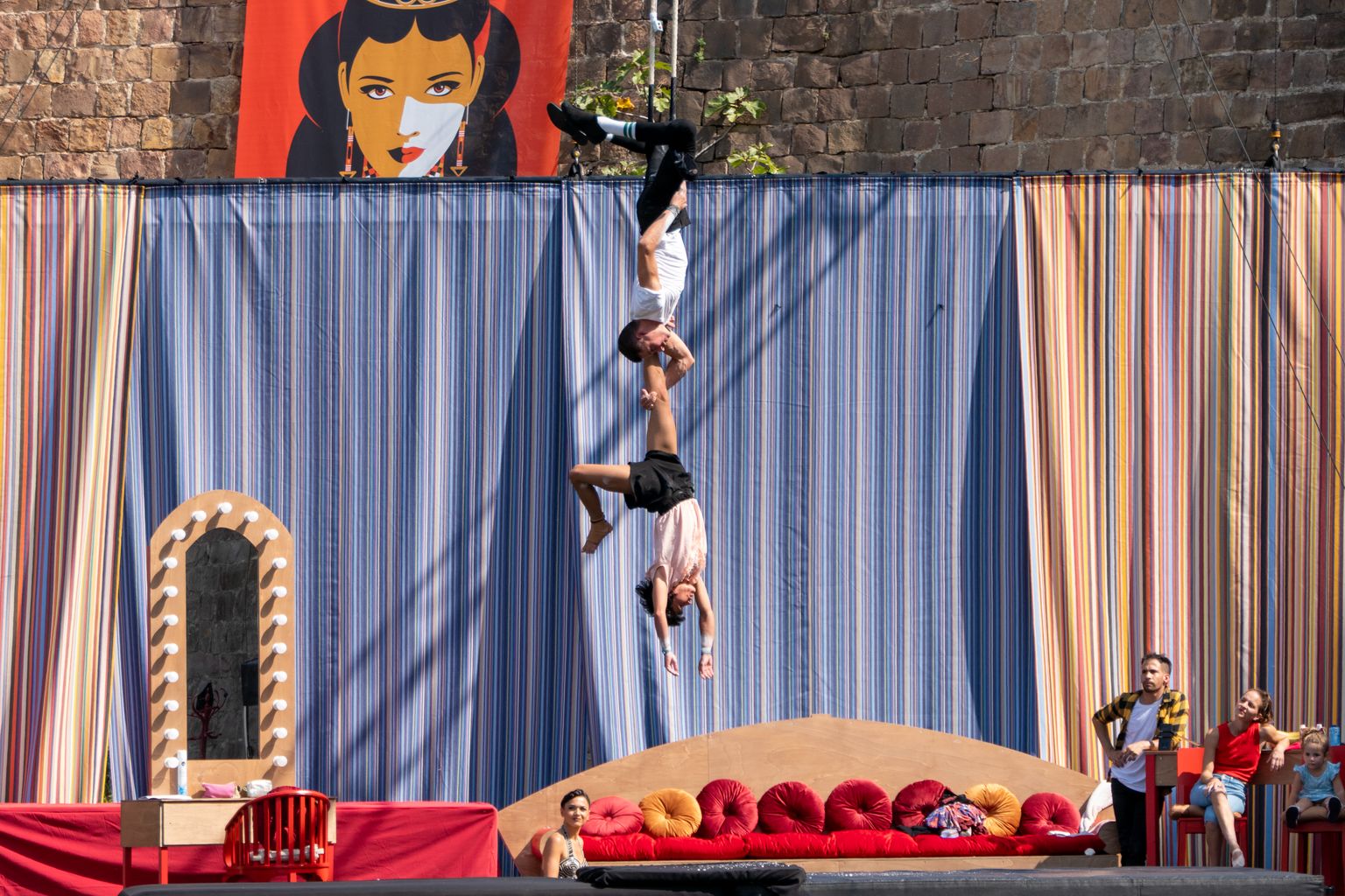 Actuació d'acrobàcies de La Fem Fatal dins del MAC Festival al Castell de Montjuïc