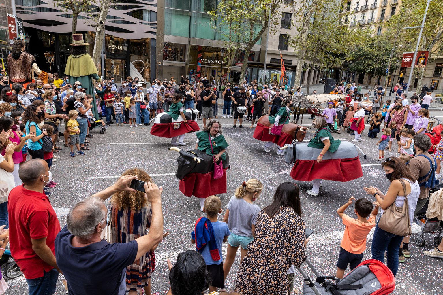 Ball dels Bouets Miquel, Ricard i Víctor i la Vaqueta Eulàlia del Raval, amb el Mosquit Tigre de Can Baró i els Gegants vells de la Casa de la Caritat