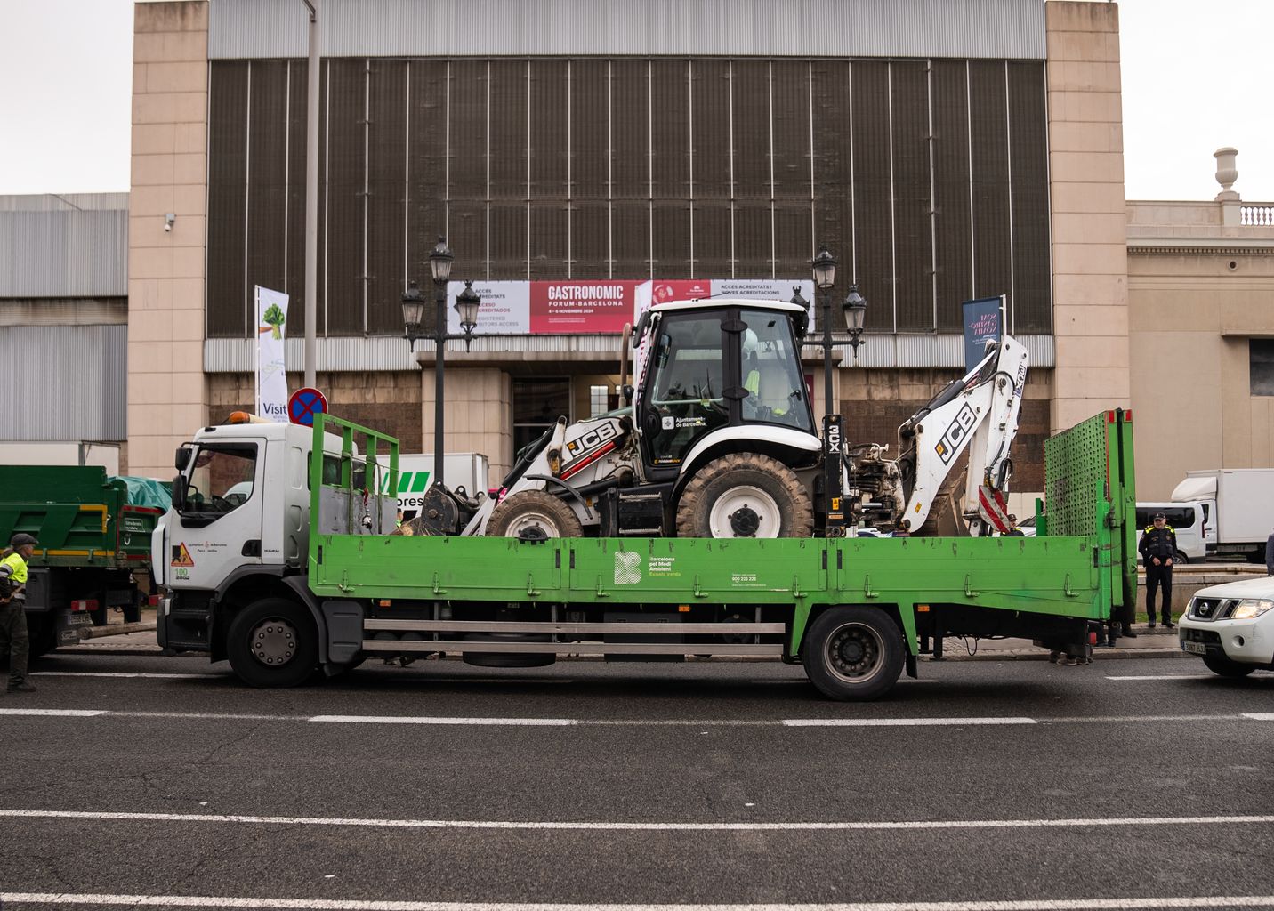 Camions amb una excavadora carregada per a la sortida de material de neteja a València