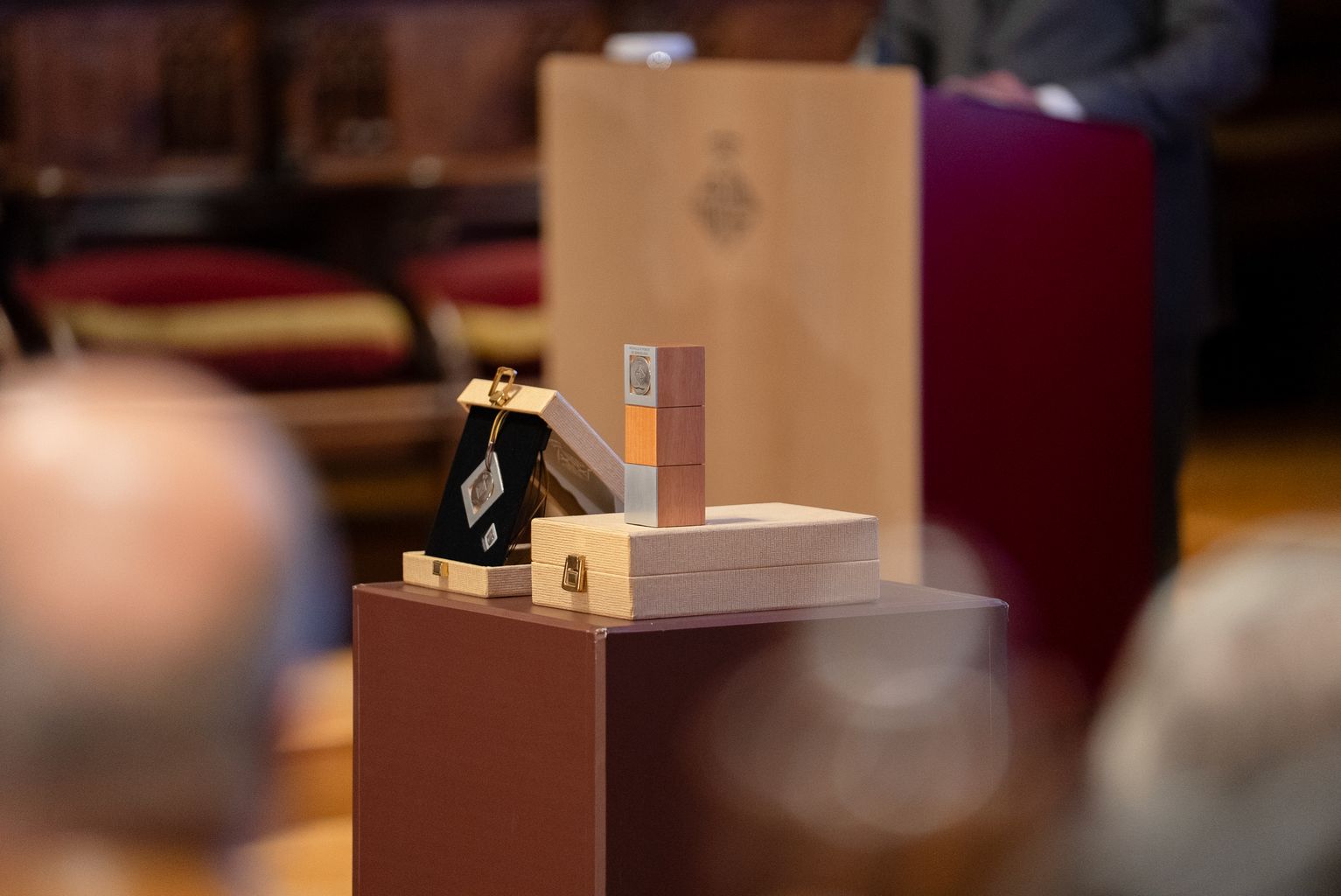 Medalles d’Honor de Barcelona de l’acte de lliurament de les Medalles d’Honor de Barcelona i signatura dels premiats en el llibre d’honor