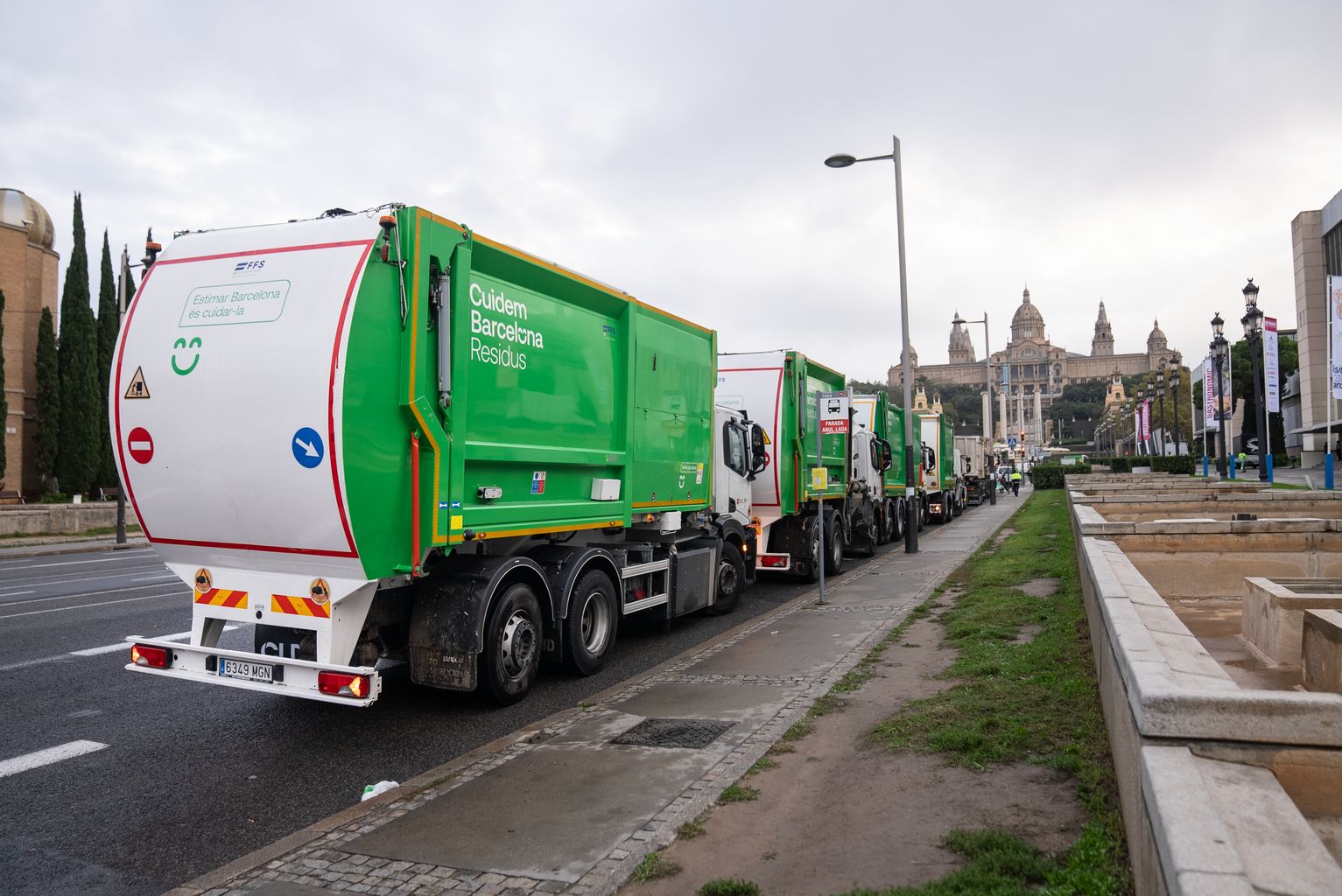 Camions preparats per a la sortida de material de neteja a València