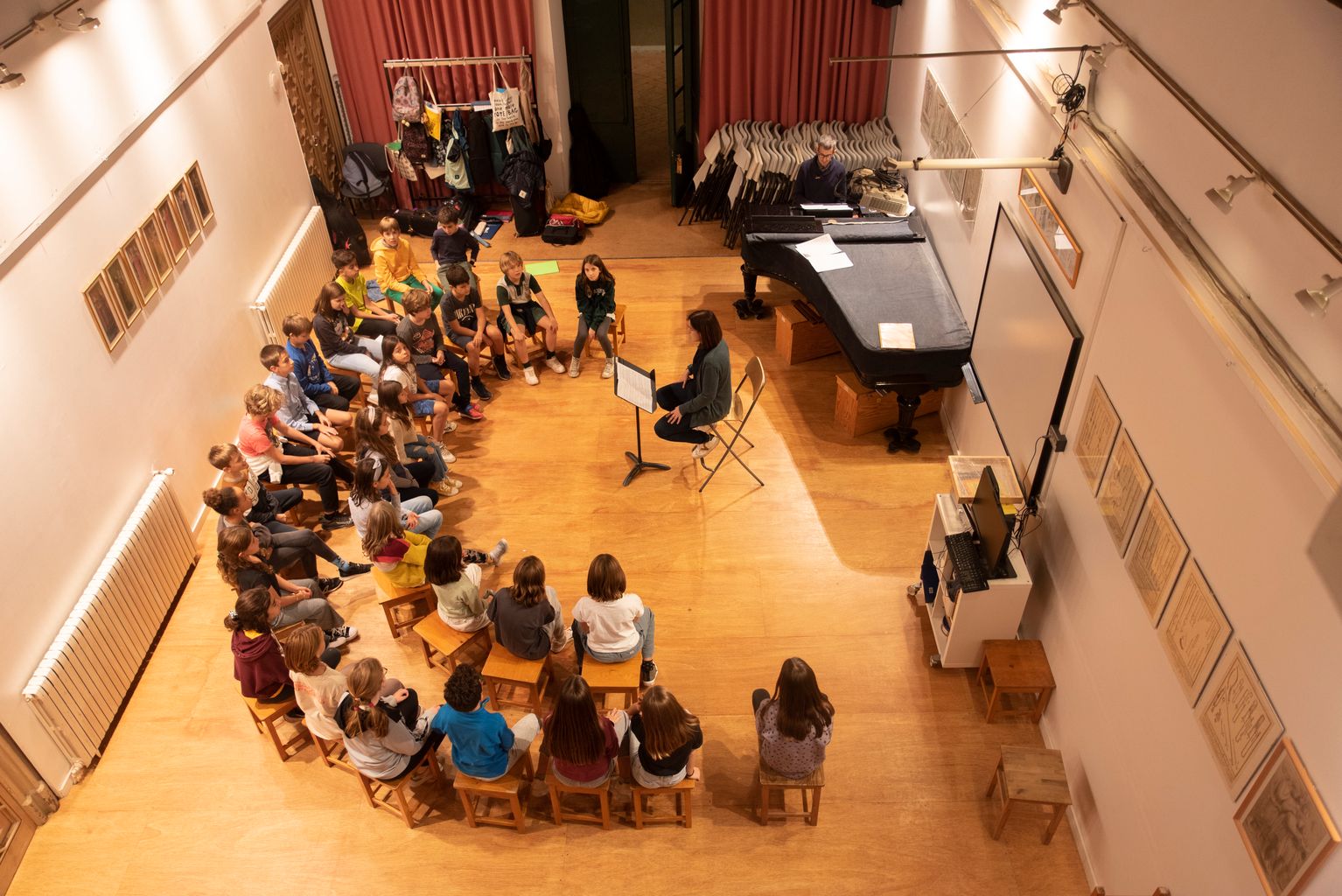 Vista zenital de la classe d'iniciació a la música a l'Escola Municipal de Música Can Ponsic.