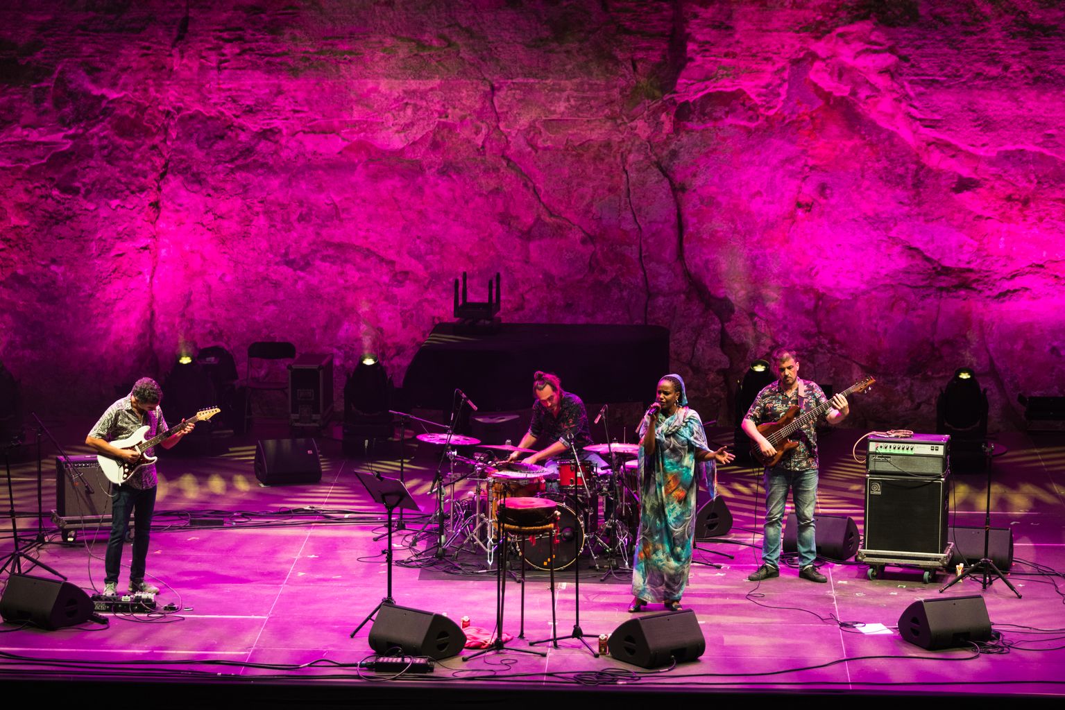 Actuación de Azixa Brahim en el concierto dentro de "La Mercè es Música", acompañada por un grupo de músicos en el escenario del Teatre Grec
